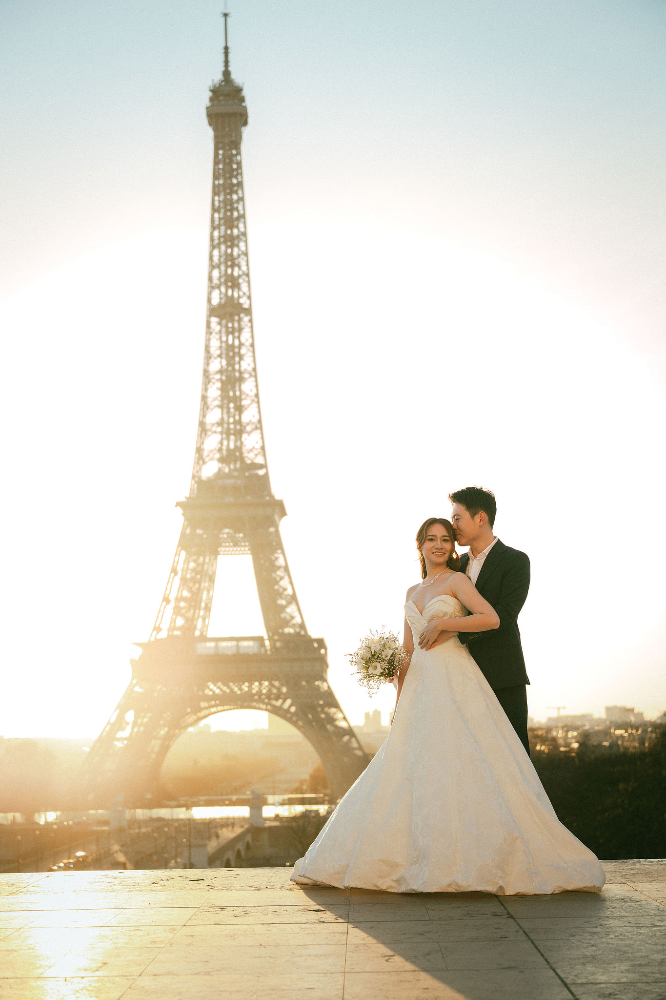 Paris Sunrise Pre-Wedding Photoshoot | Place du Trocadéro, Louvre, Parisian Café & Bir-Hakeim Bridge 巴黎日出婚紗攝影｜特羅卡德羅廣場、羅浮宮、巴黎咖啡館與比爾阿克姆橋 at Place du Trocadéro pre-wedding photo