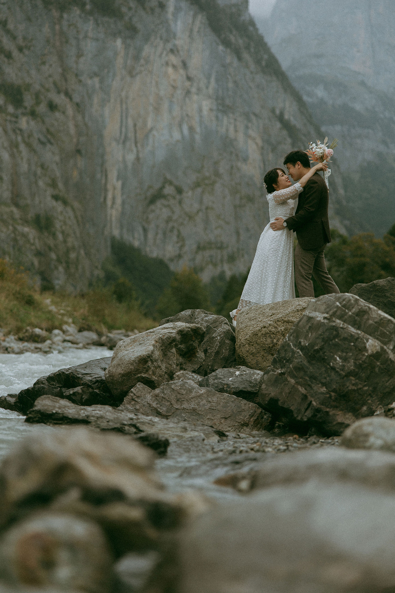 Switzerland Honeymoon Photoshoot Lucerne City Grindelwald First Cliff Lauterbrunnen Village at Lauterbrunnen pre-wedding photo