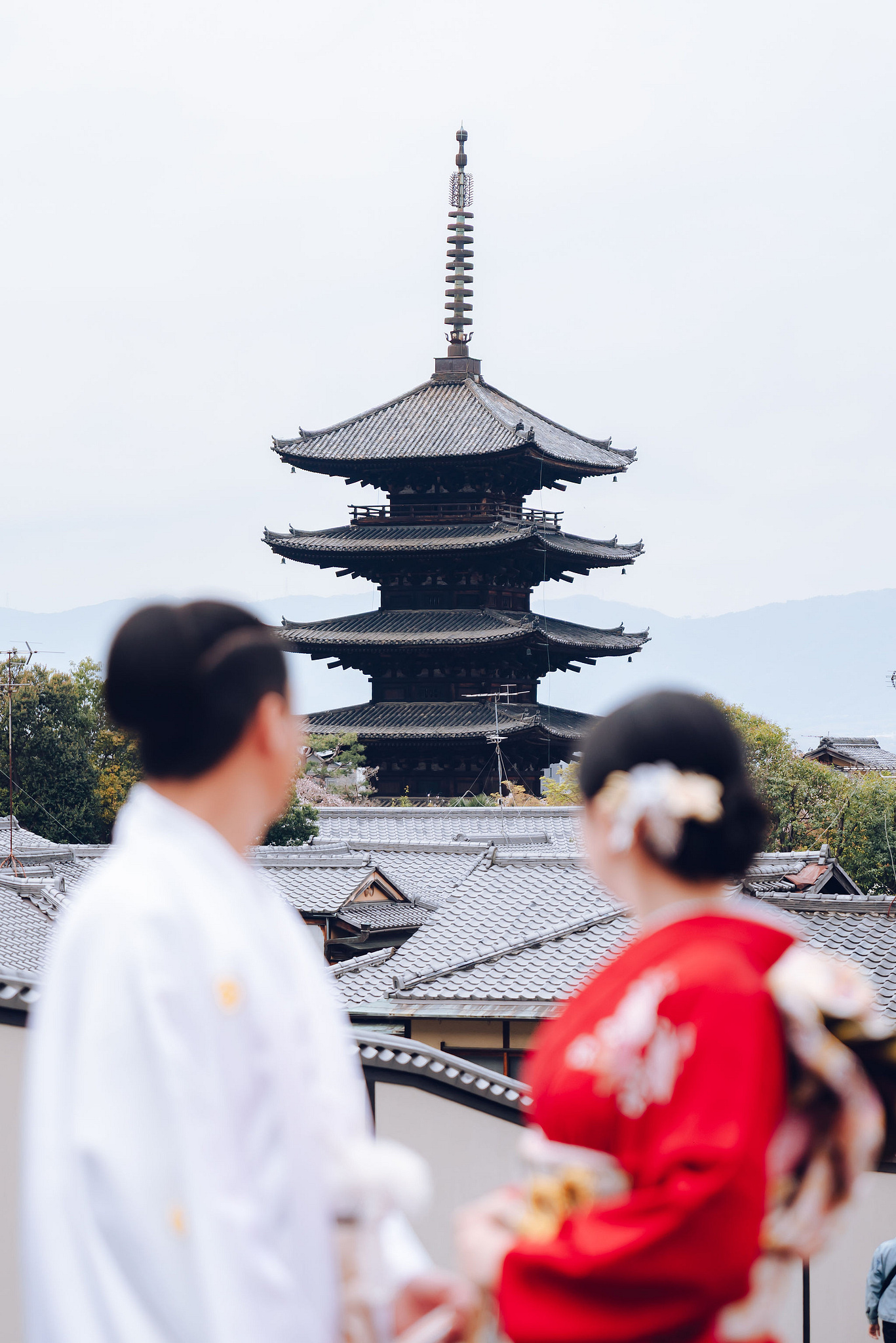Kyoto Pre-Wedding Photoshoot | Historic Higashiyama Streets, Keage Incline & Nara Park at Higashiyama & Yasaka Pagoda pre-wedding photo