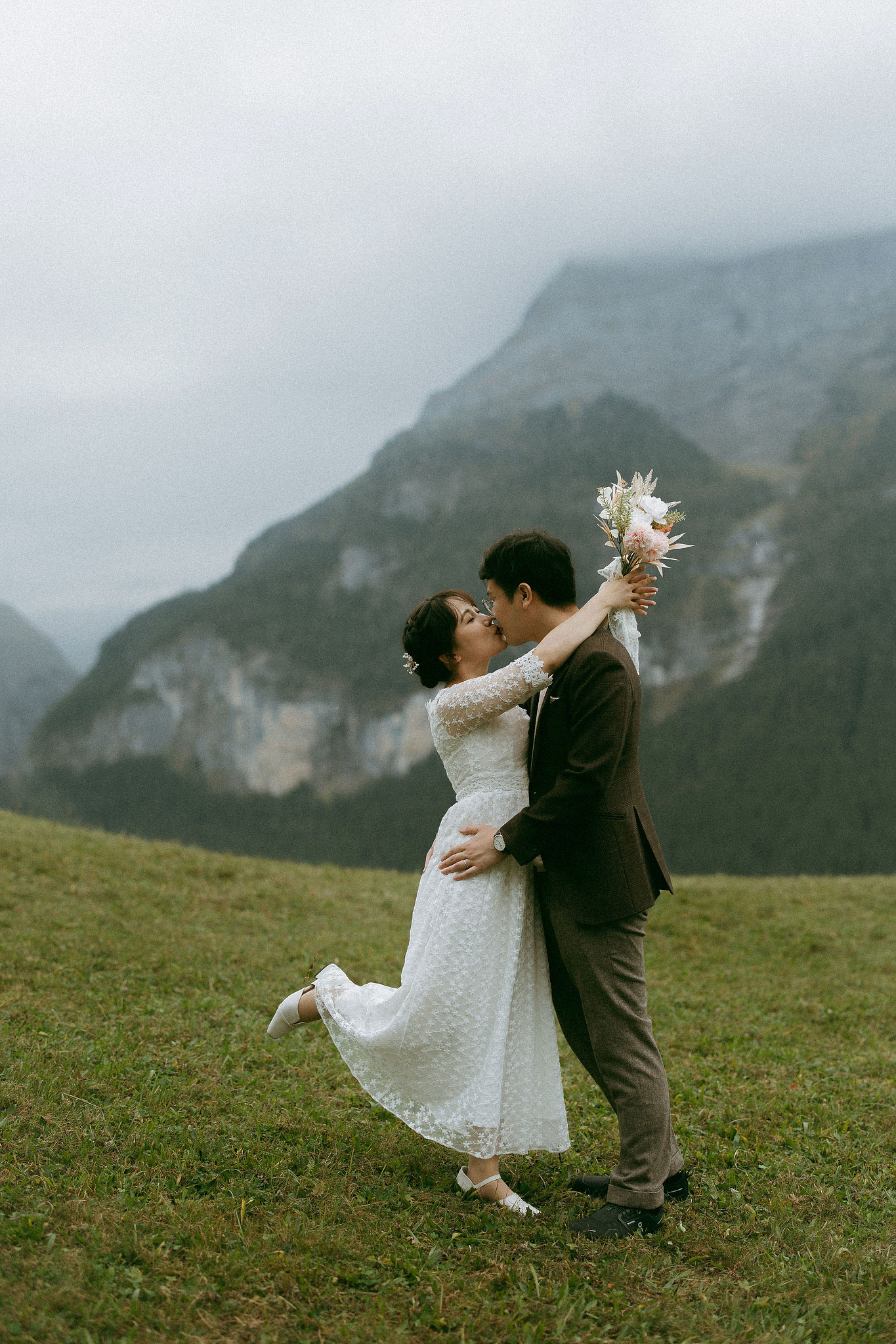 Switzerland Honeymoon Photoshoot Lucerne City Grindelwald First Cliff Lauterbrunnen Village at Lauterbrunnen pre-wedding photo