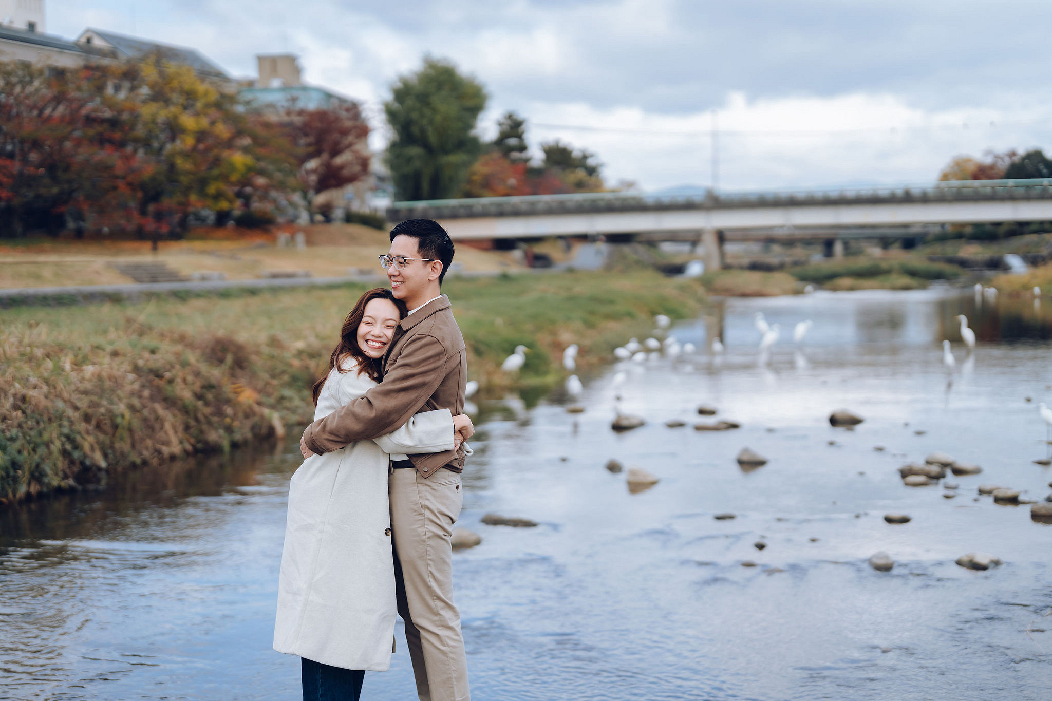 Kyoto Pre-Wedding Photoshoot | Kamo River, Nara Deer Park & Mt. Wakakusa at Kamo River pre-wedding photo