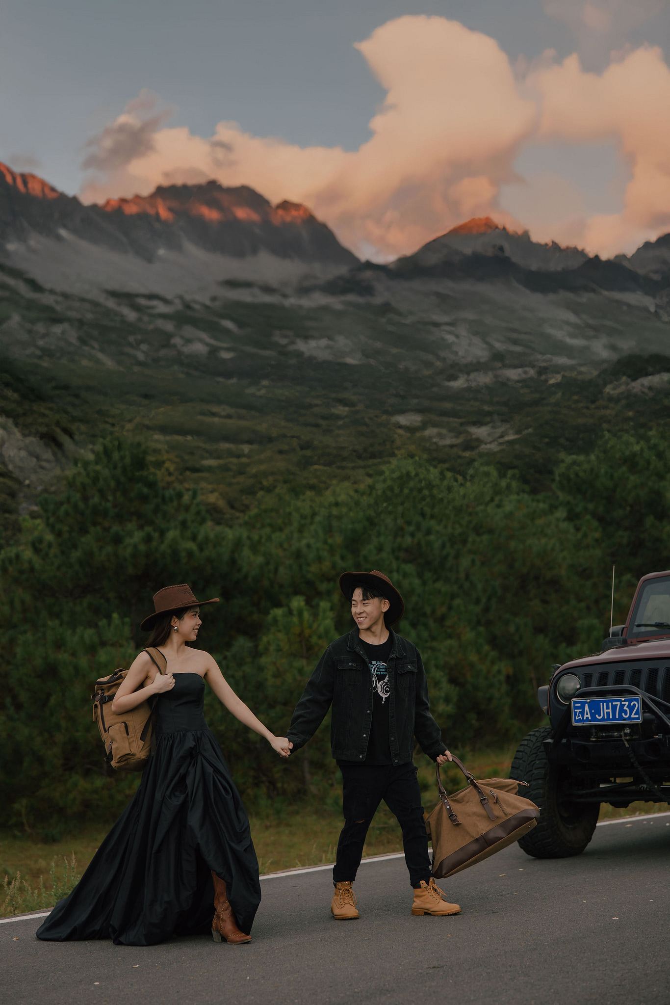 Yunnan Pre-Wedding Photoshoot Lijiang Dragon Jade Mountain Tribal Experience Ancient Town Hanfu at Jade Dragon Snow Mountain Foothills pre-wedding photo