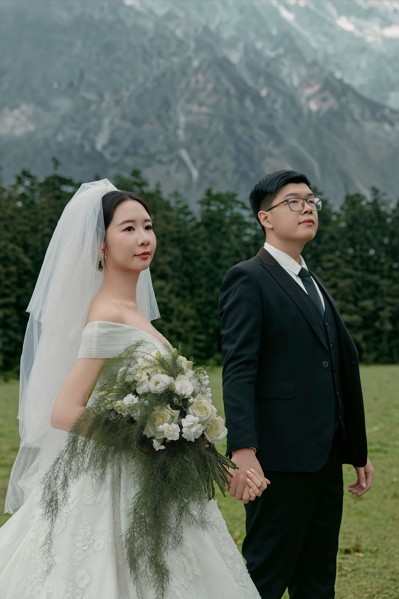 Lijiang, Yunnan Pre-Wedding Photoshoot | Spruce Meadow, Blue Moon Valley, Yulong Snow Mountain & Shuhe Ancient Town at Spruce Meadow pre-wedding photo