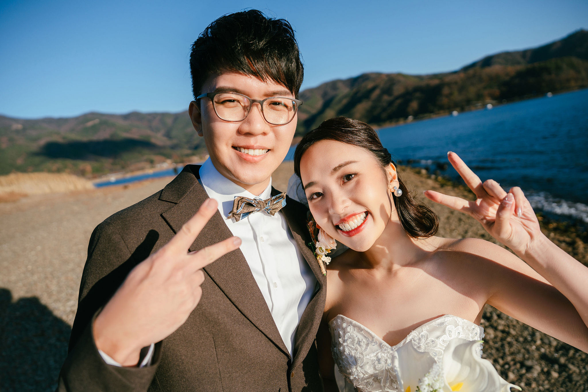 Tokyo & Mt Fuji Pre-Wedding Photoshoot | Asakusa Temple, Maple Corridor, Susuki Fields & Lake Kawaguchiko at Lake Kawaguchiko pre-wedding photo
