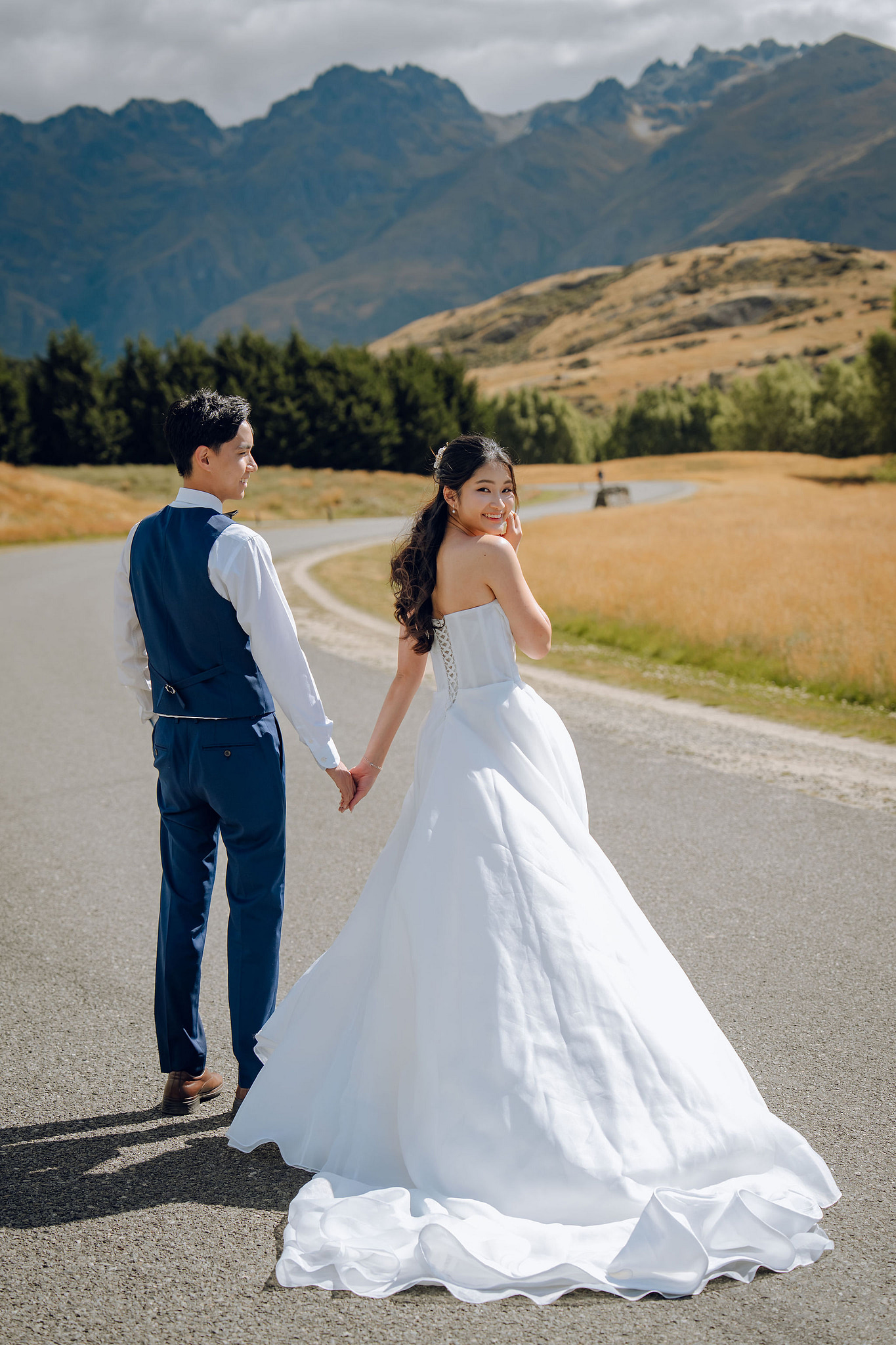 New Zealand Pre-Wedding Photoshoot | Coromandel Peak, Queenstown Highway & Alpaca Farm at Queenstown Highway pre-wedding photo
