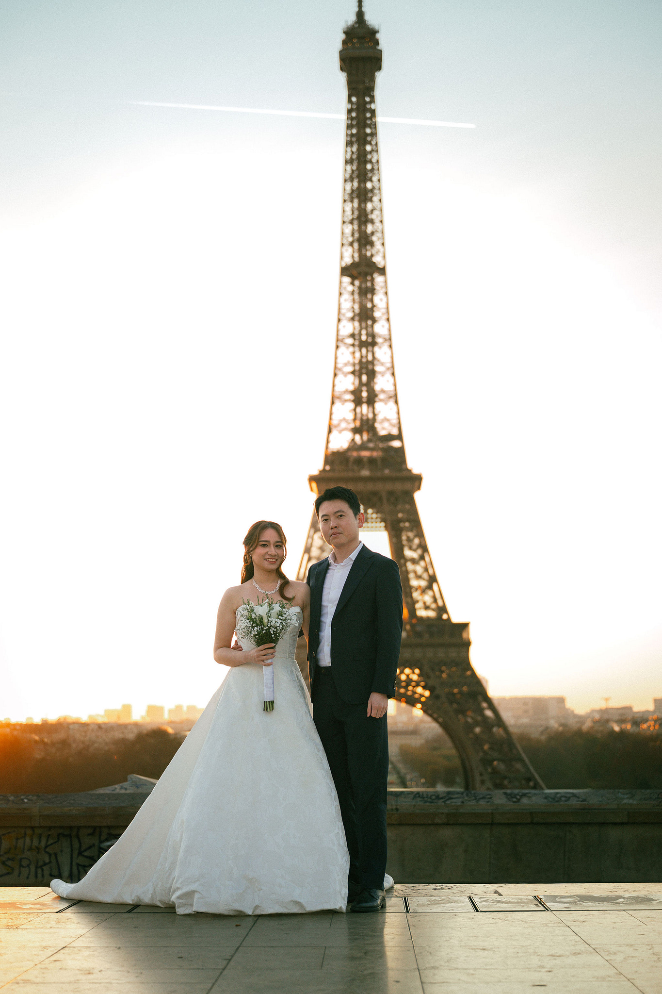 Paris Sunrise Pre-Wedding Photoshoot | Place du Trocadéro, Louvre, Parisian Café & Bir-Hakeim Bridge 巴黎日出婚紗攝影｜特羅卡德羅廣場、羅浮宮、巴黎咖啡館與比爾阿克姆橋 at Place du Trocadéro pre-wedding photo