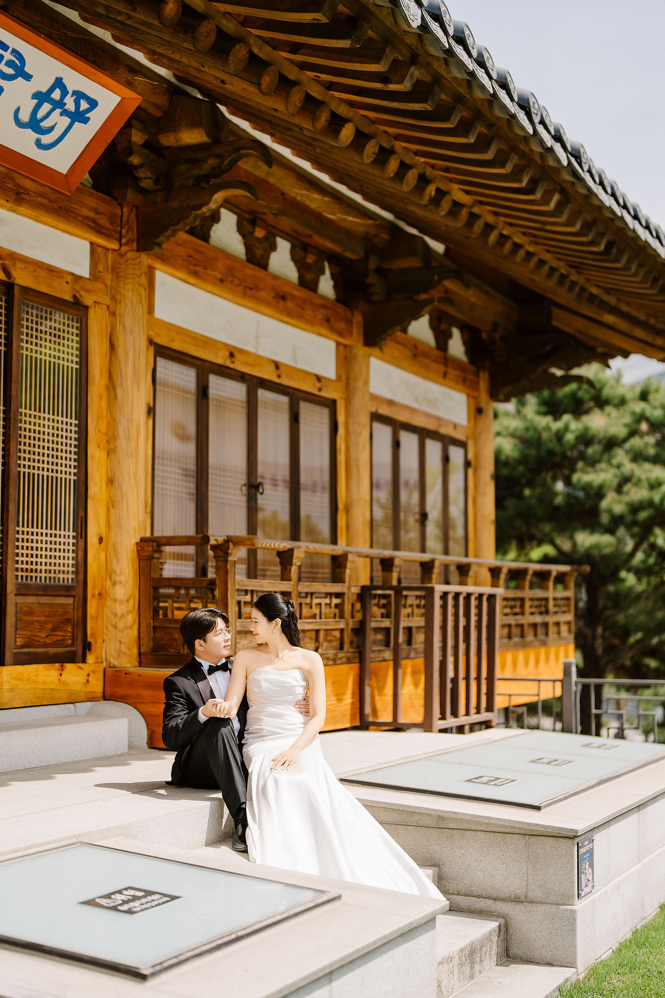 Seoul Pre-Wedding Photoshoot | Namsan, City Streets & Hangang Park at Namsan pre-wedding photo