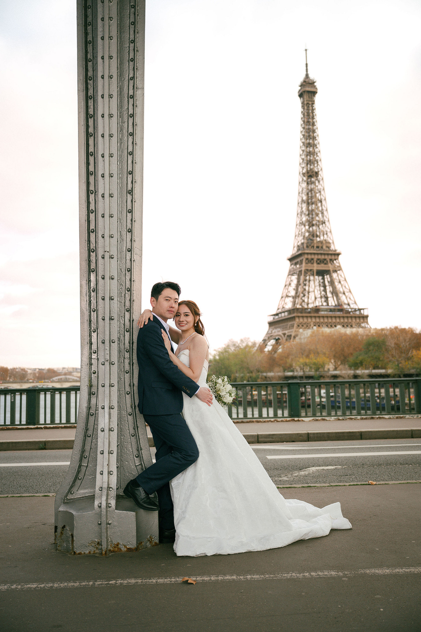 Paris Sunrise Pre-Wedding Photoshoot | Place du Trocadéro, Louvre, Parisian Café & Bir-Hakeim Bridge 巴黎日出婚紗攝影｜特羅卡德羅廣場、羅浮宮、巴黎咖啡館與比爾阿克姆橋 at Bir-Hakeim Bridge pre-wedding photo
