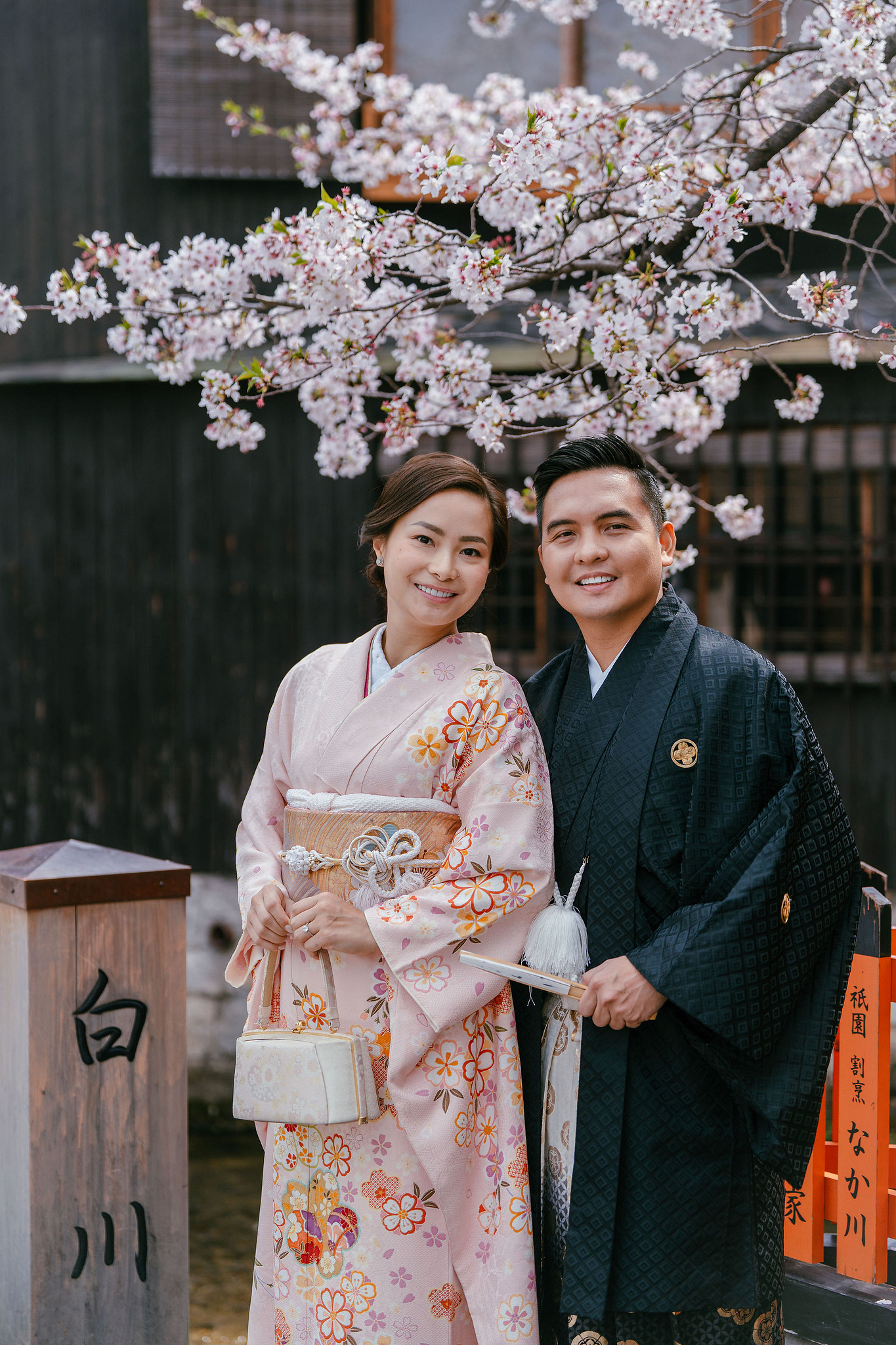 Kyoto Pre-Wedding Photoshoot | Gion Canal, Ninenzaka & Mount Wakakusa at Gion Shirakawa Canal pre-wedding photo