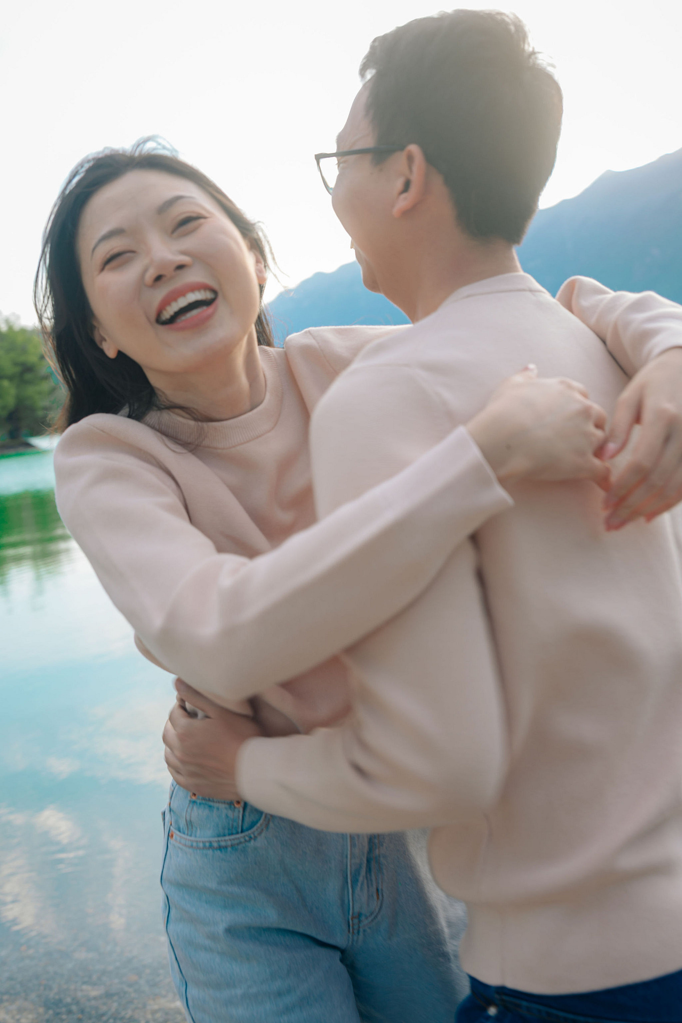 Switzerland Pre-Wedding Photoshoot | Grindelwald First & Grindelwald Village & Lake Brienz at Lake Brienz pre-wedding photo