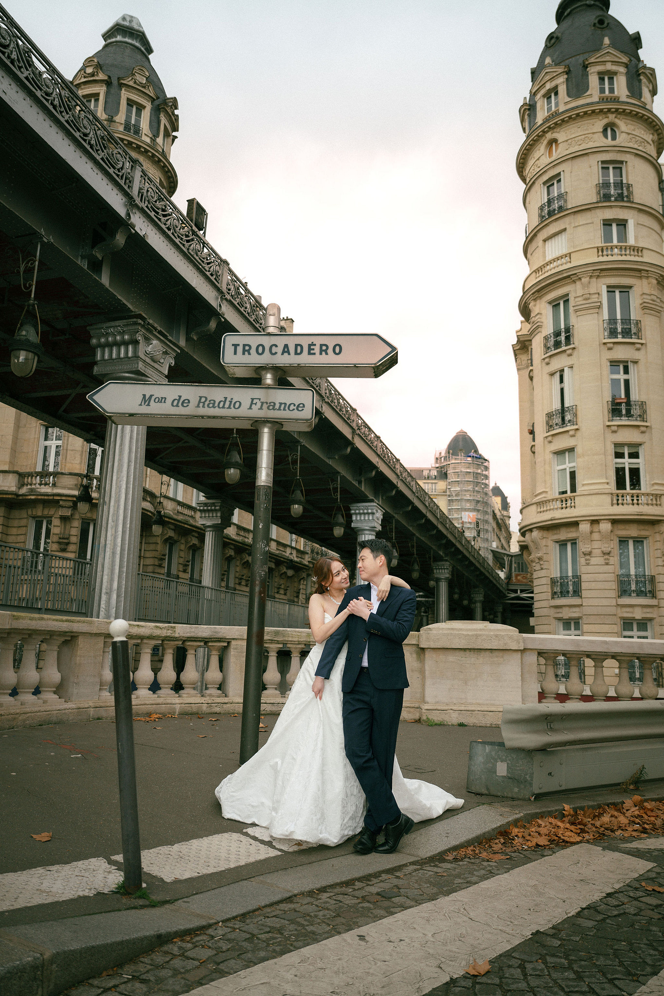 Paris Sunrise Pre-Wedding Photoshoot | Place du Trocadéro, Louvre, Parisian Café & Bir-Hakeim Bridge 巴黎日出婚紗攝影｜特羅卡德羅廣場、羅浮宮、巴黎咖啡館與比爾阿克姆橋 at Bir-Hakeim Bridge pre-wedding photo