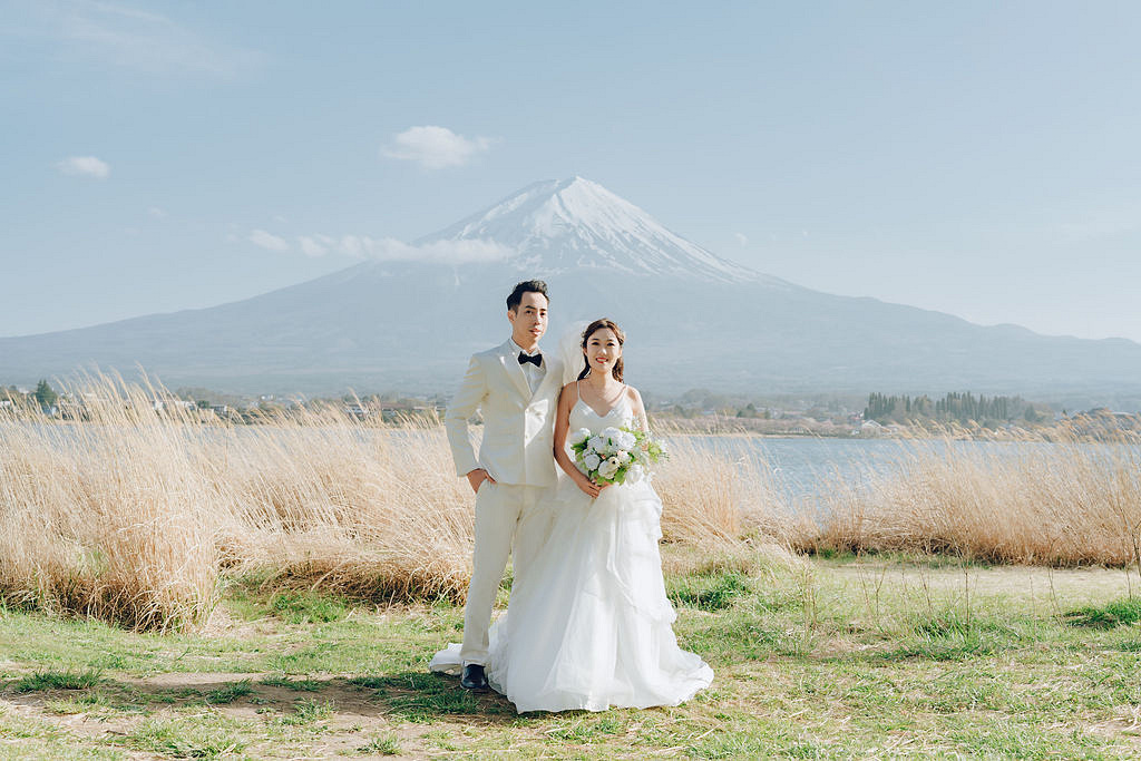 Tokyo & Mt Fuji Pre-Wedding Photoshoot | Mt Fuji Shrine, Chureito Pagoda & Lake Kawaguchiko at Lake Kawaguchiko pre-wedding photo