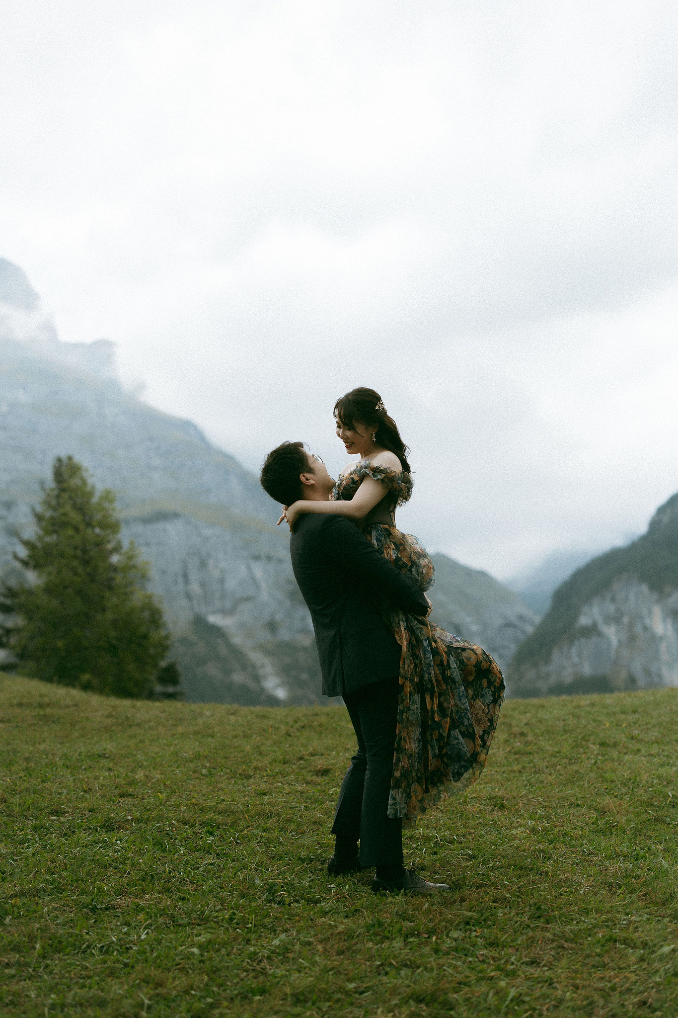 Switzerland Honeymoon Photoshoot Lucerne City Grindelwald First Cliff Lauterbrunnen Village at Grindelwald pre-wedding photo