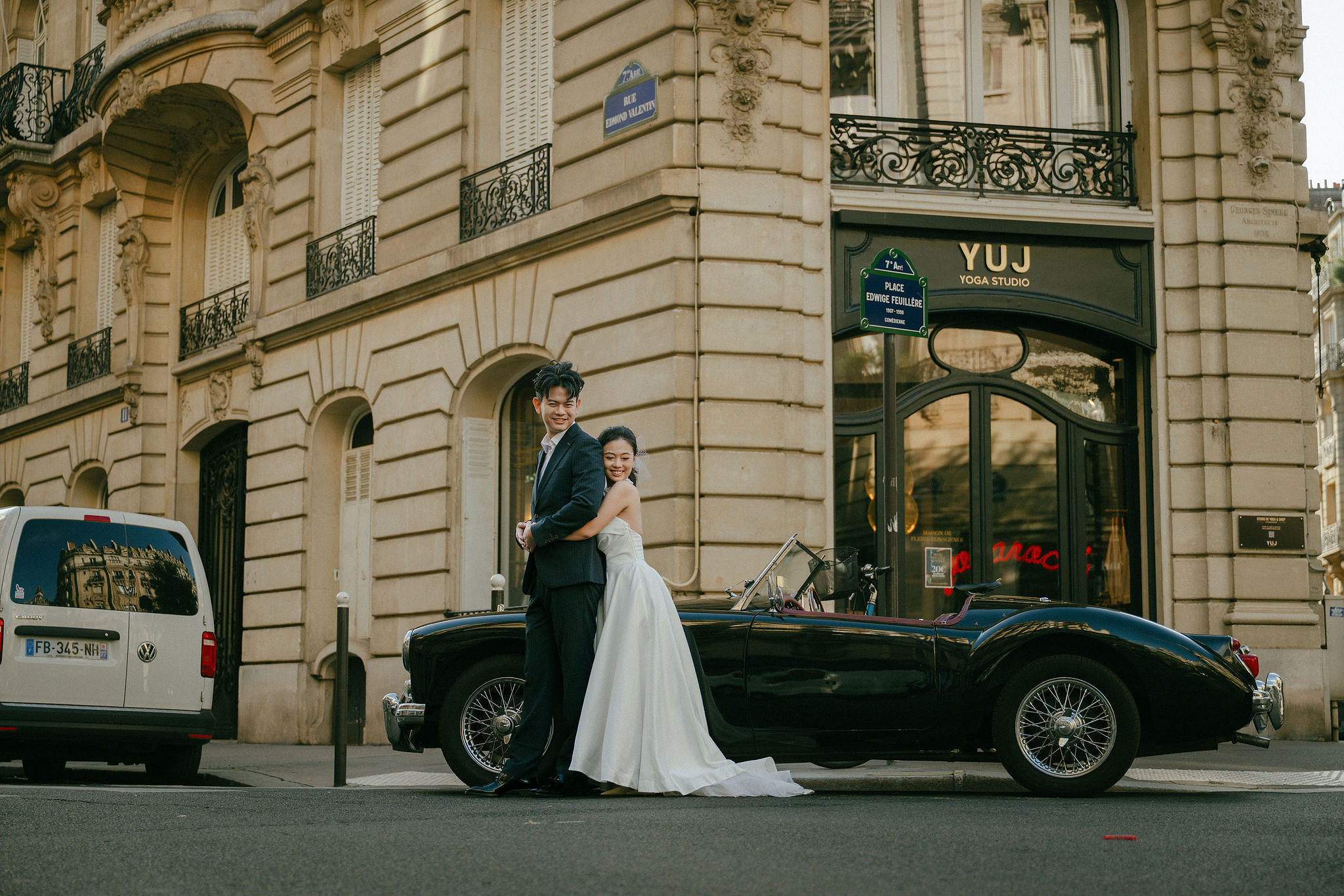 Paris Pre-Wedding Photoshoot | Bir-Hakeim Bridge, Paris Streets & Château de Fontainebleau at Paris Streets pre-wedding photo