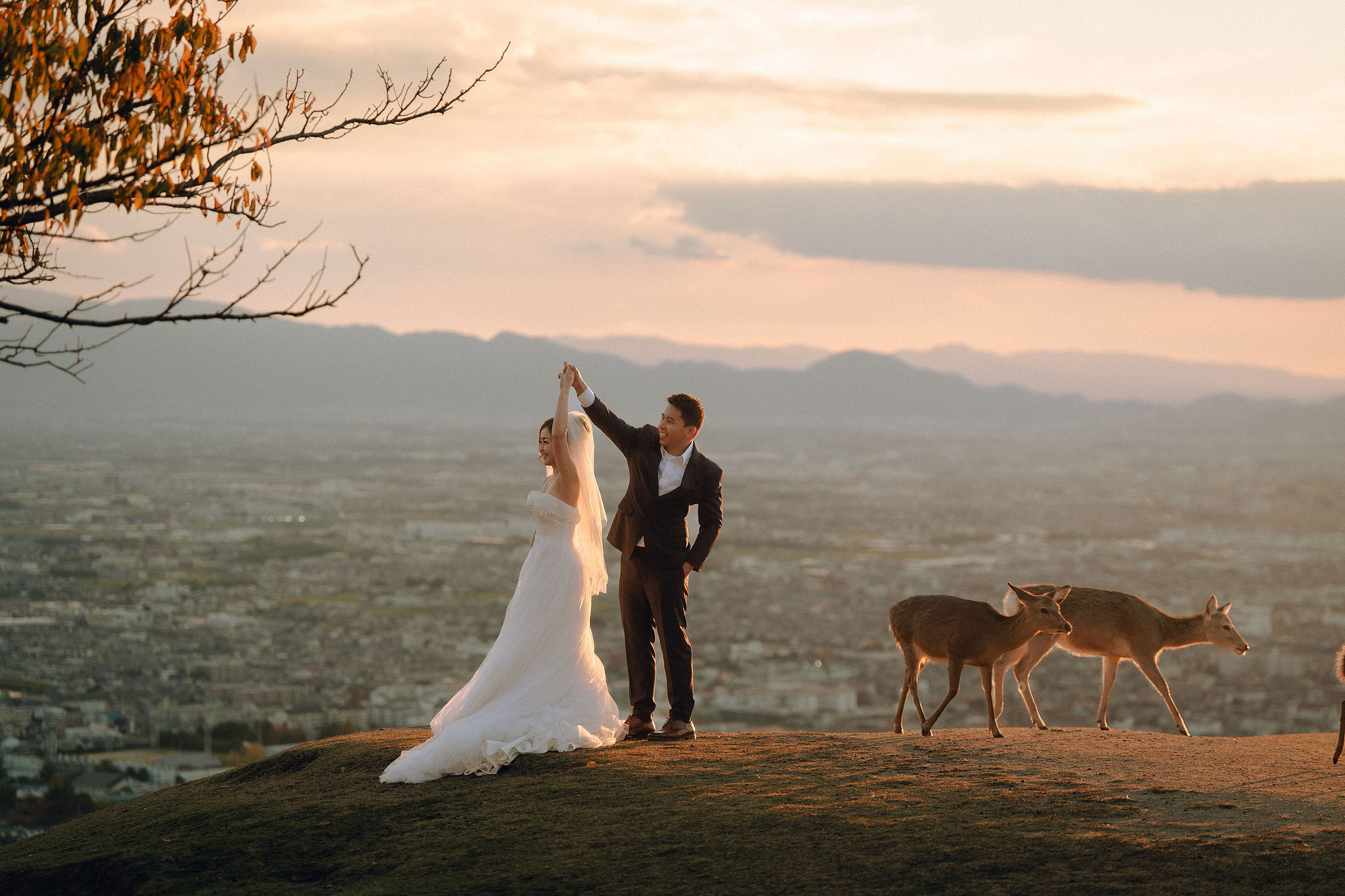 Kyoto Pre-Wedding Photoshoot | Arashiyama River, Arashiyama Temple & Mt. Wakakusa at Mt. Wakakusa pre-wedding photo