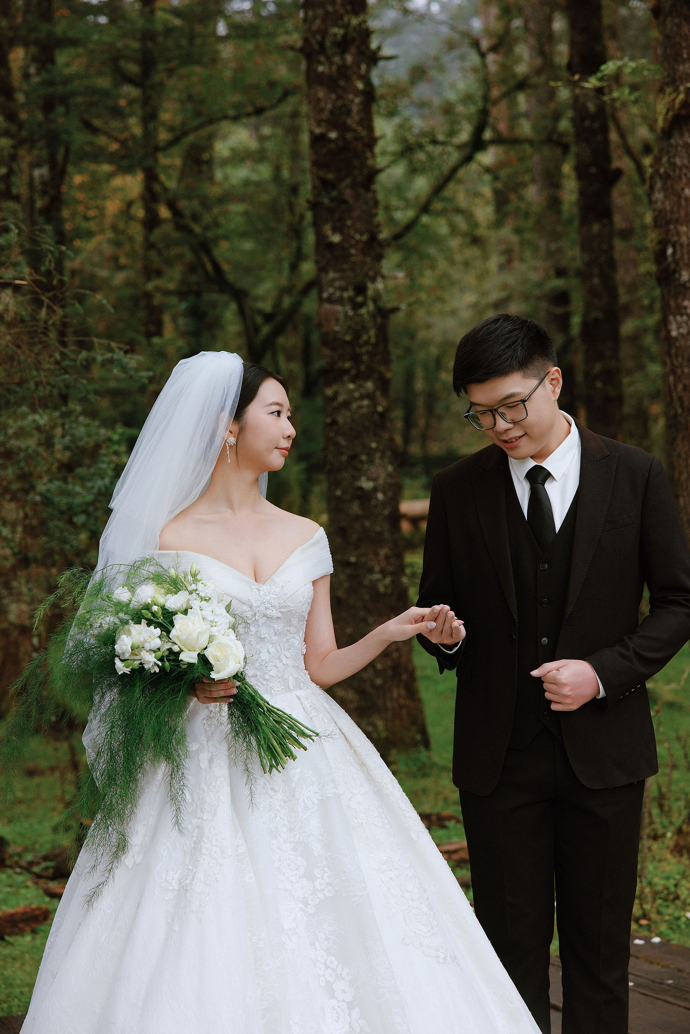 Lijiang, Yunnan Pre-Wedding Photoshoot | Spruce Meadow, Blue Moon Valley, Yulong Snow Mountain & Shuhe Ancient Town at Spruce Meadow pre-wedding photo