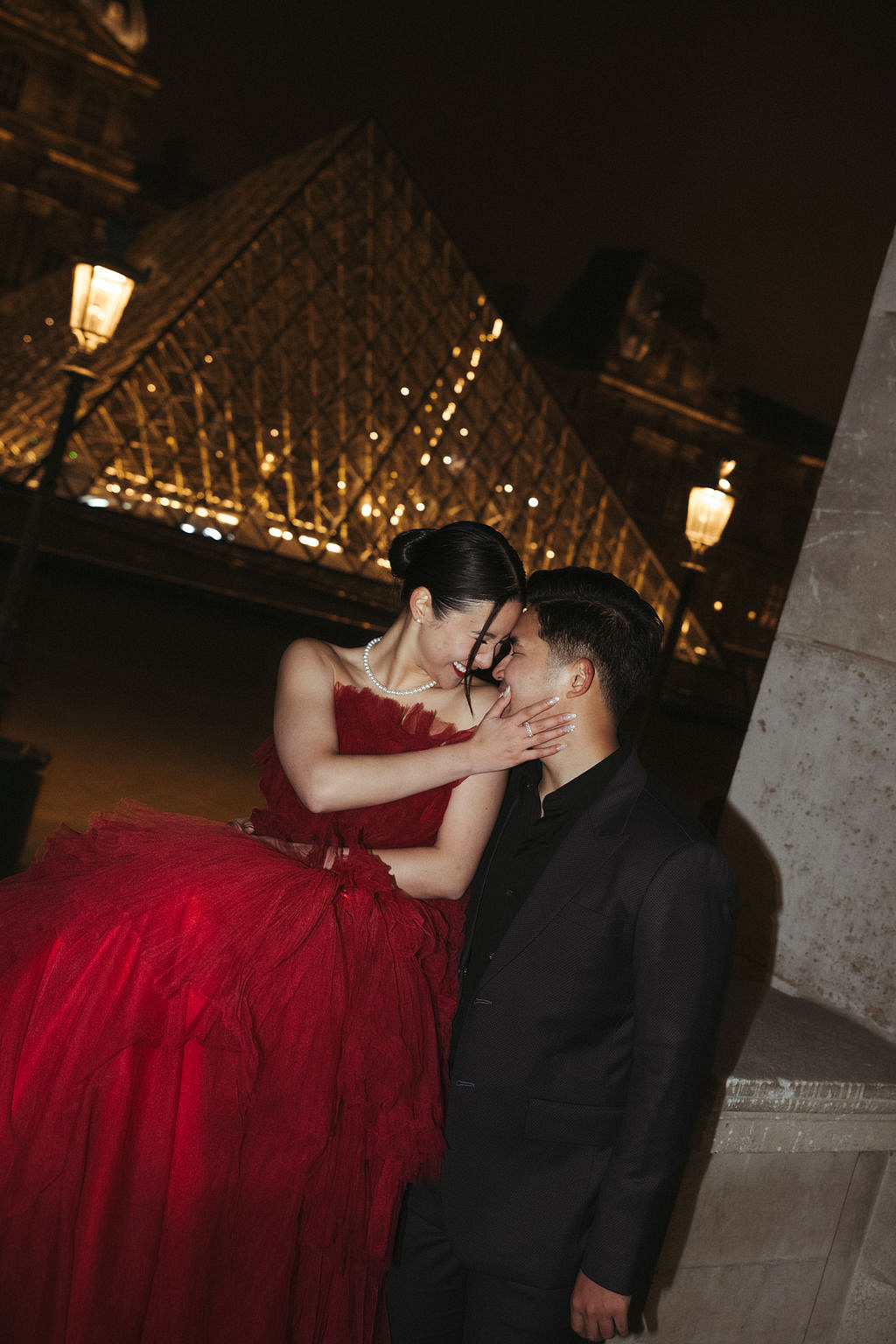 Paris Pre-Wedding Photoshoot with Eiﬀel Tower Louvre Museum Parisian Cafe Vintage Car Rooftop Night at Louvre Museum pre-wedding photo