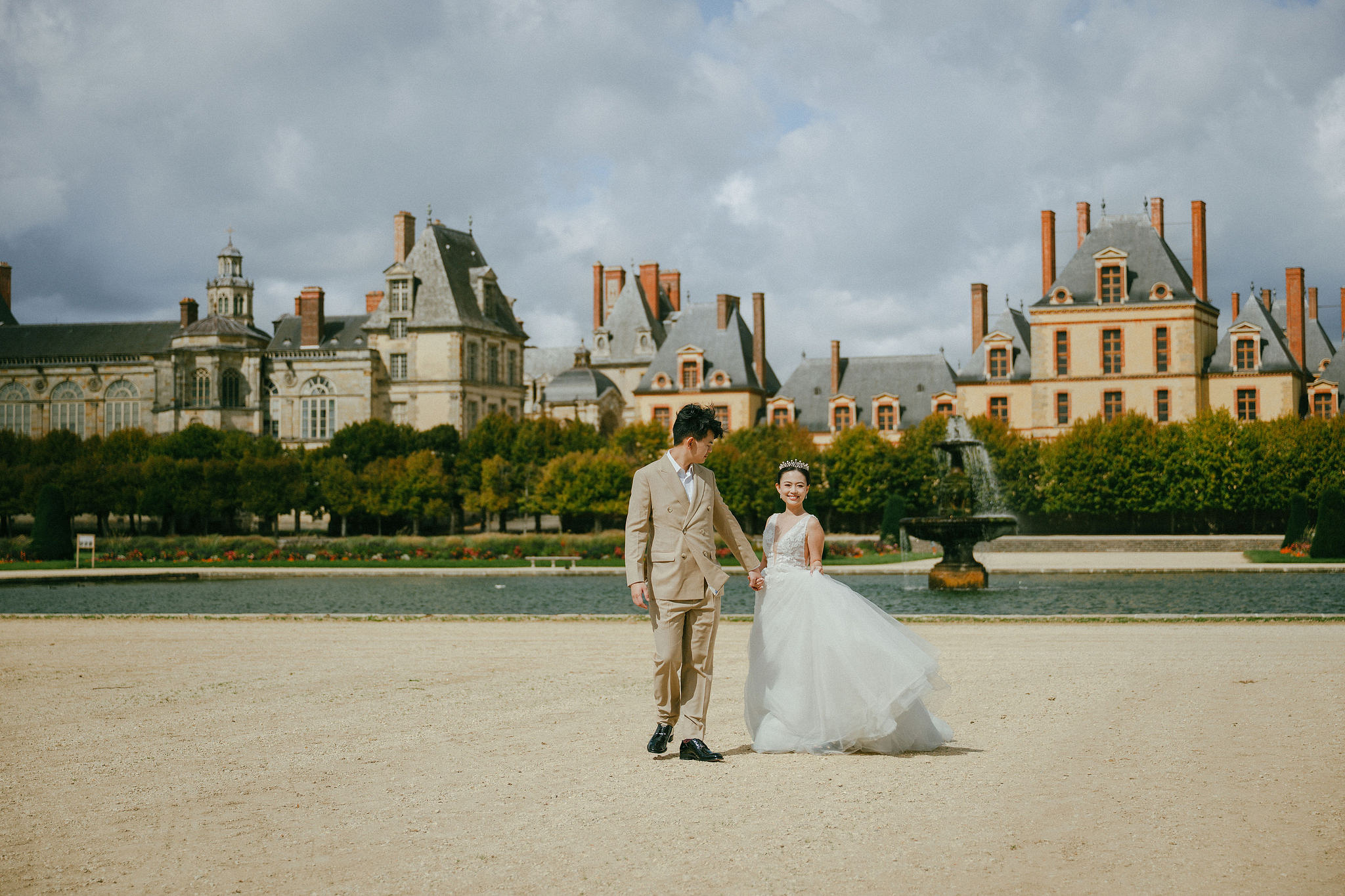 Paris Pre-Wedding Photoshoot | Bir-Hakeim Bridge, Paris Streets & Château de Fontainebleau at Château de Fontainebleau pre-wedding photo