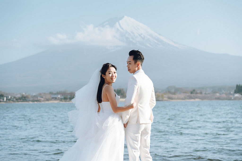 Tokyo & Mt Fuji Pre-Wedding Photoshoot | Mt Fuji Shrine, Chureito Pagoda & Lake Kawaguchiko at Lake Kawaguchiko pre-wedding photo
