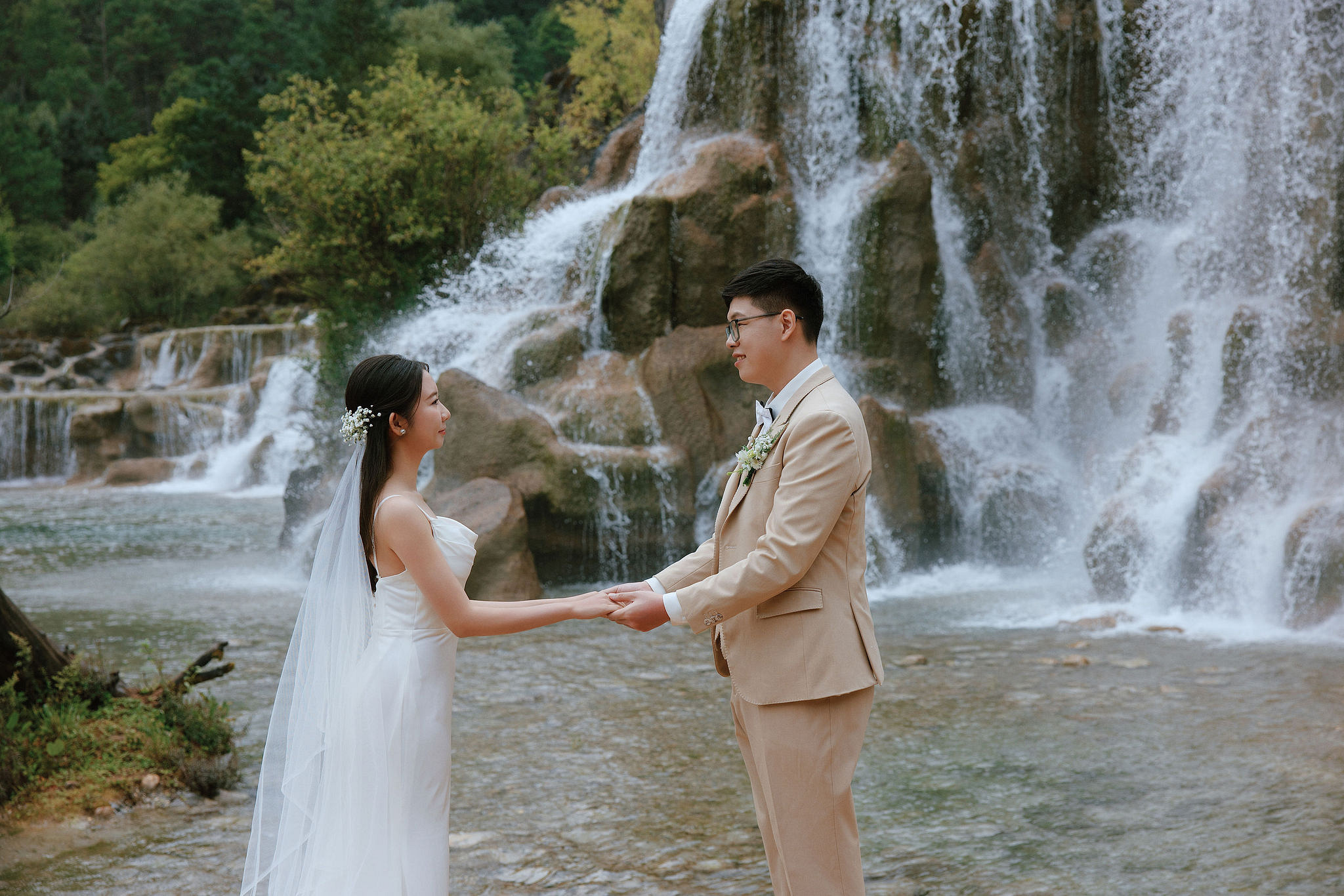 Lijiang, Yunnan Pre-Wedding Photoshoot | Spruce Meadow, Blue Moon Valley, Yulong Snow Mountain & Shuhe Ancient Town at Blue Moon Valley pre-wedding photo