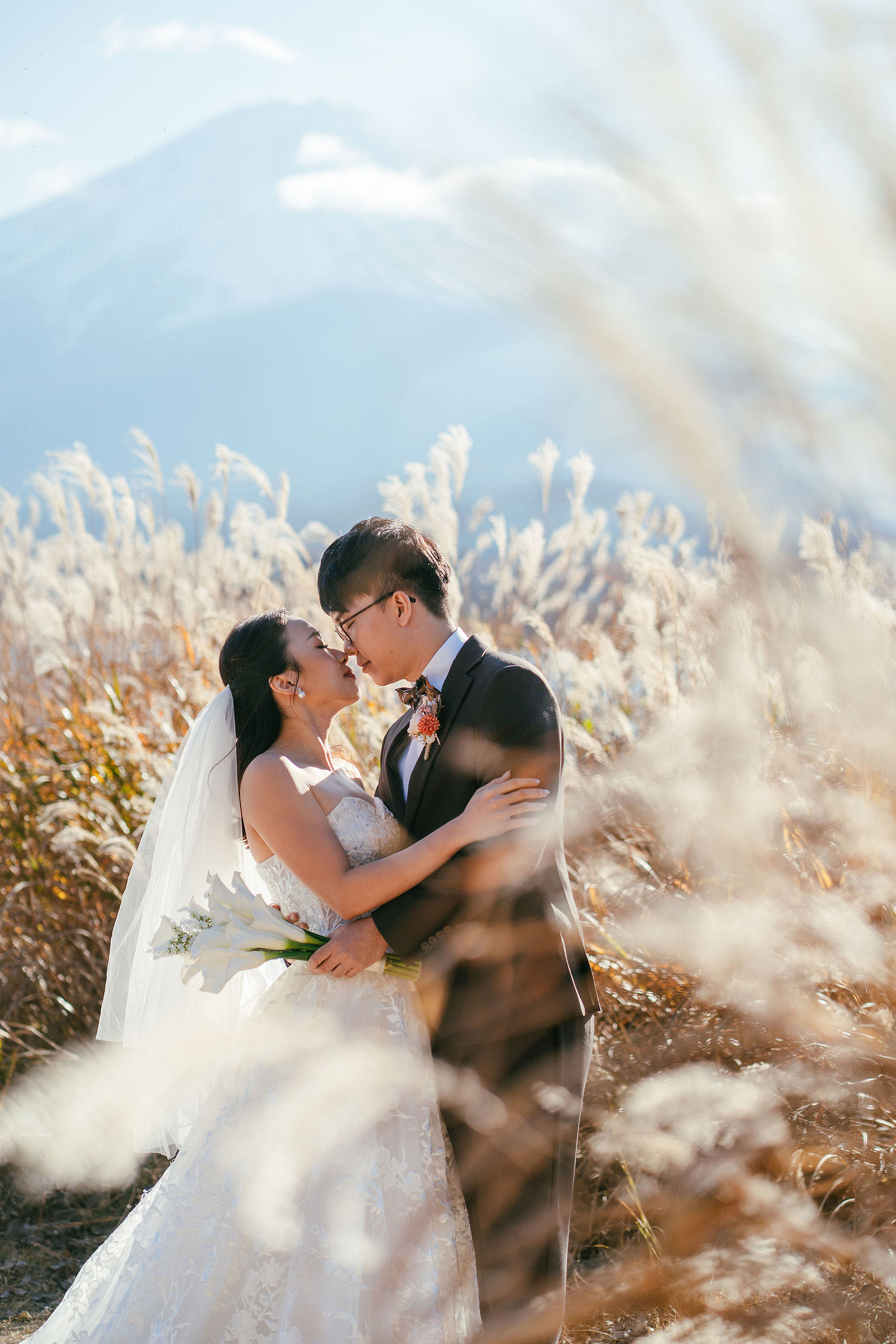 Tokyo & Mt Fuji Pre-Wedding Photoshoot | Asakusa Temple, Maple Corridor, Susuki Fields & Lake Kawaguchiko at Suzuki Fields pre-wedding photo