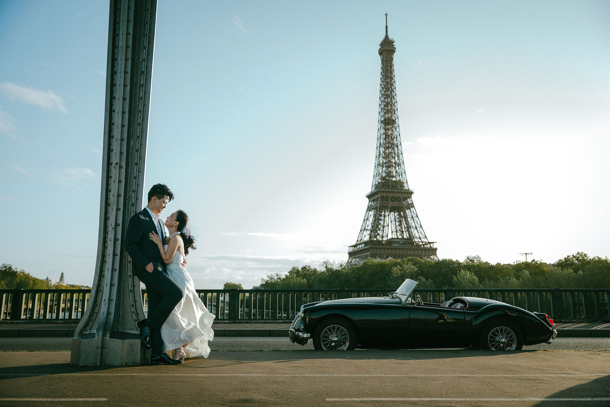 Paris Pre-Wedding Photoshoot | Bir-Hakeim Bridge, Paris Streets & Château de Fontainebleau at Bir-Hakeim Bridge pre-wedding photo