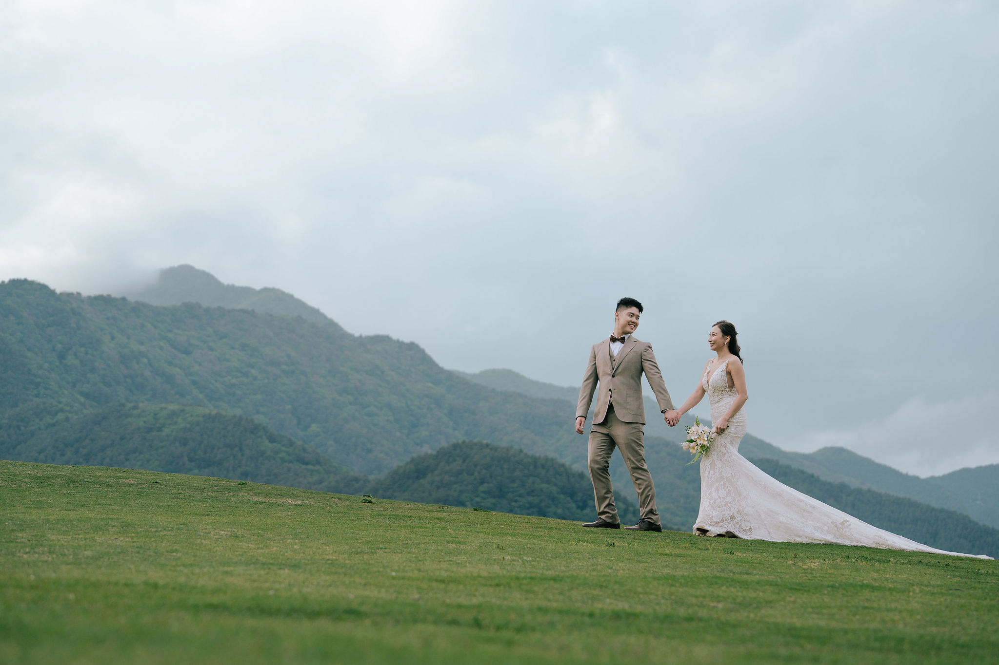 Mt. Fuji Pre-Wedding Photoshoot | Mt. Fuji Village, Oishi Park & Mt. Fuji Park at Mt. Fuji Park pre-wedding photo
