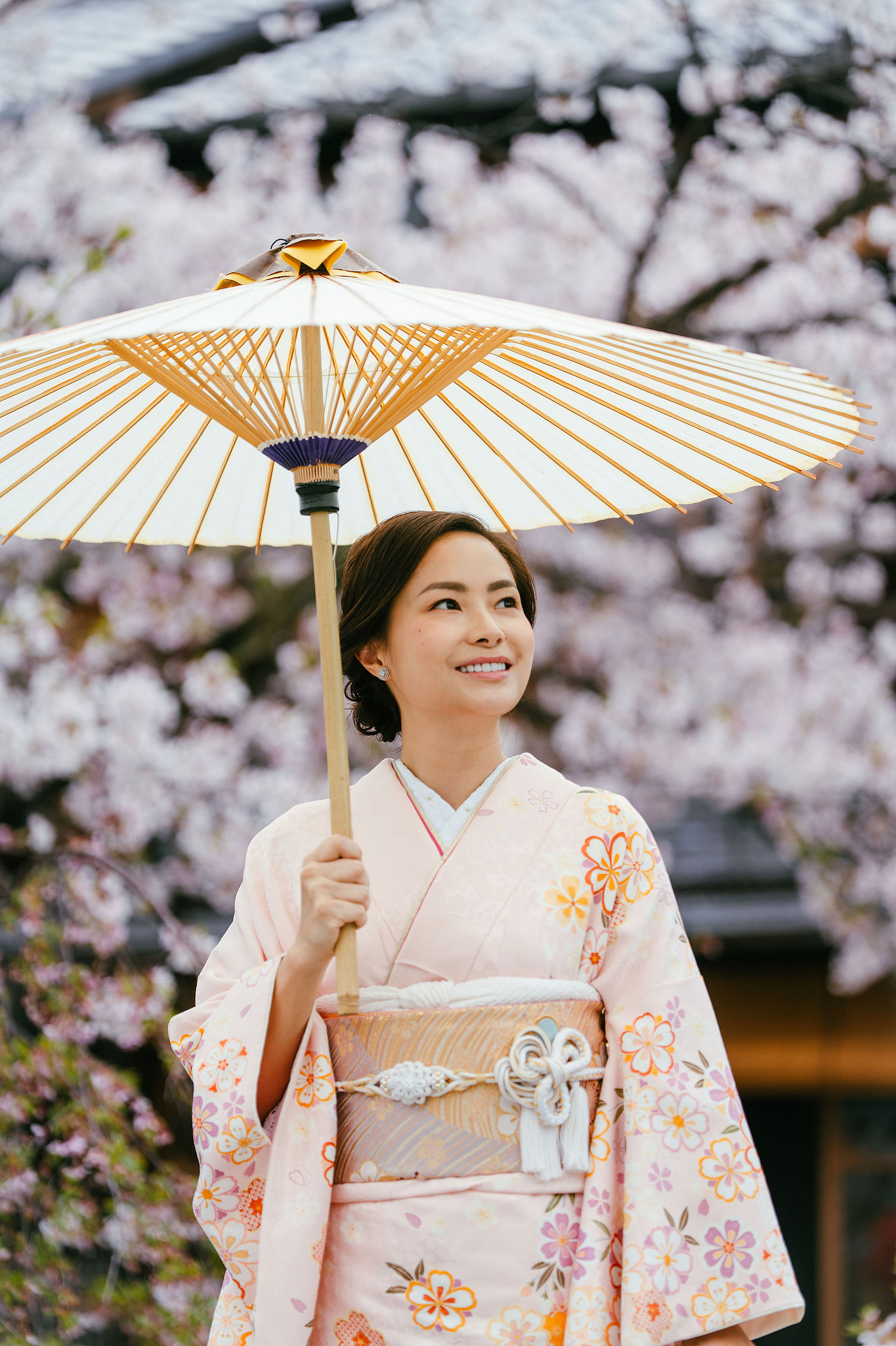 Kyoto Pre-Wedding Photoshoot | Gion Canal, Ninenzaka & Mount Wakakusa at Gion Shirakawa Canal pre-wedding photo