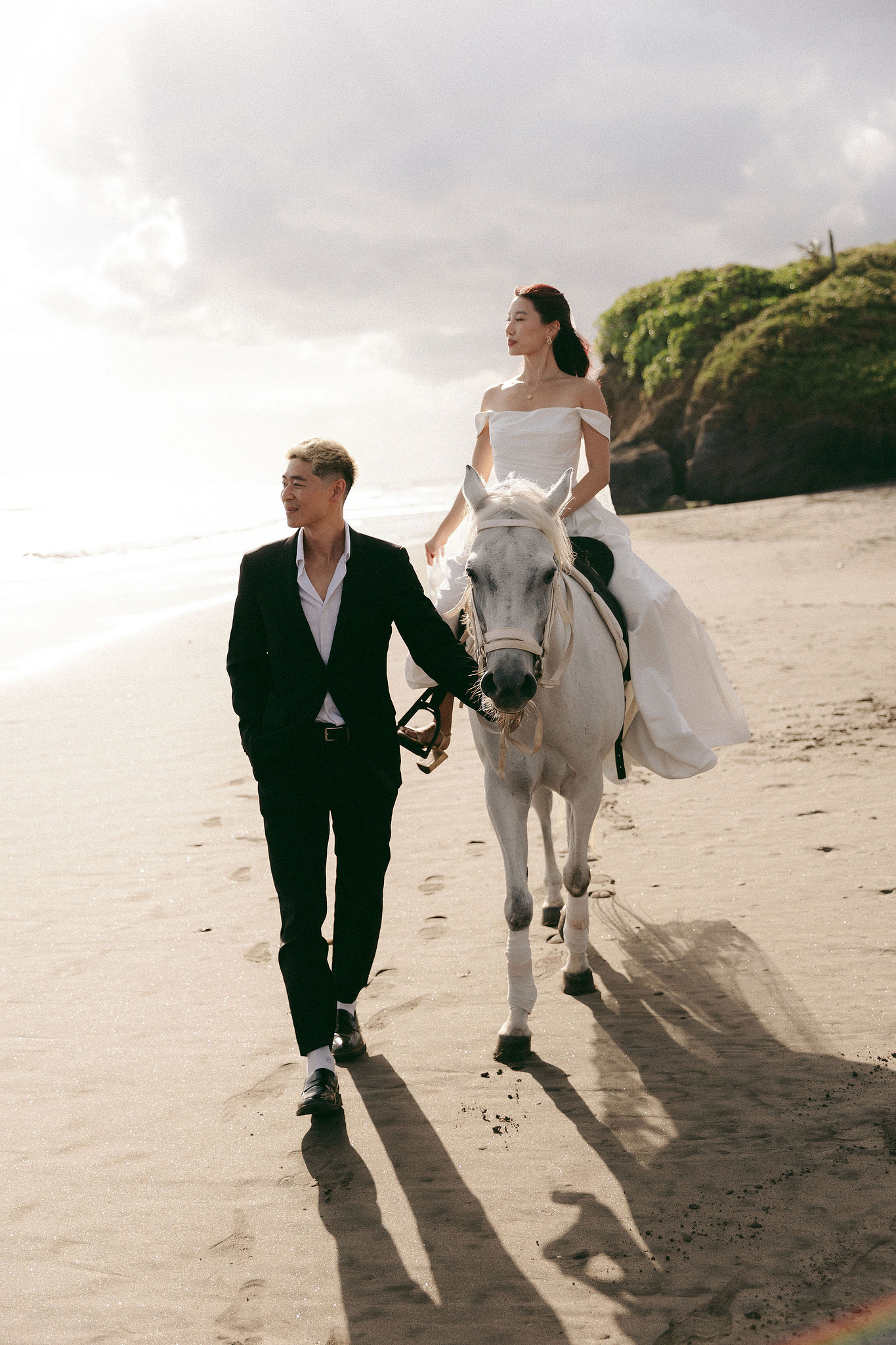 Bali Pre-Wedding Photoshoot | Mt. Batur Pinggan Village, Gelato Diner & Black Sand Beach at Beach   pre-wedding photo