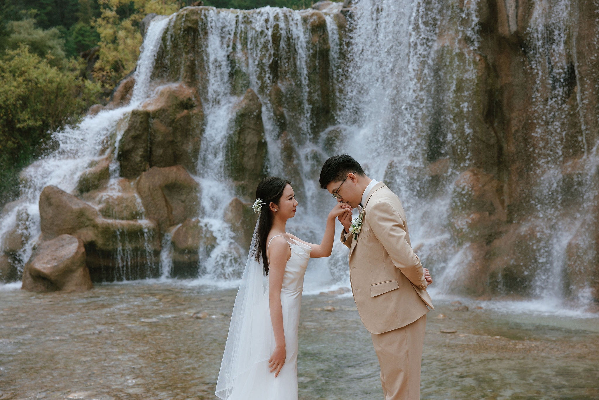 Lijiang, Yunnan Pre-Wedding Photoshoot | Spruce Meadow, Blue Moon Valley, Yulong Snow Mountain & Shuhe Ancient Town at Blue Moon Valley pre-wedding photo