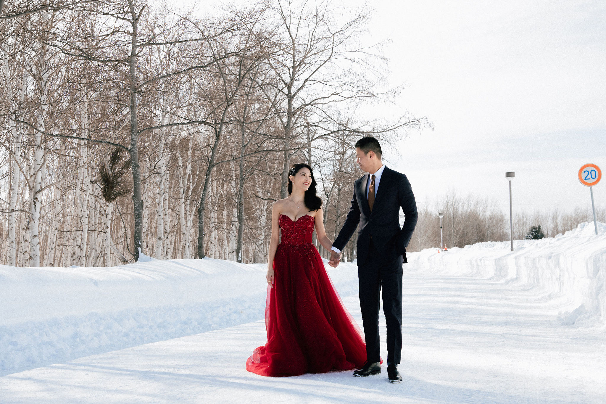 Hokkaido Pre-Wedding Photoshoot with Iyahiko Shrine, Nakajima Park, Moerenuma Park & Otaru Canal at Moerenuma Park pre-wedding photo