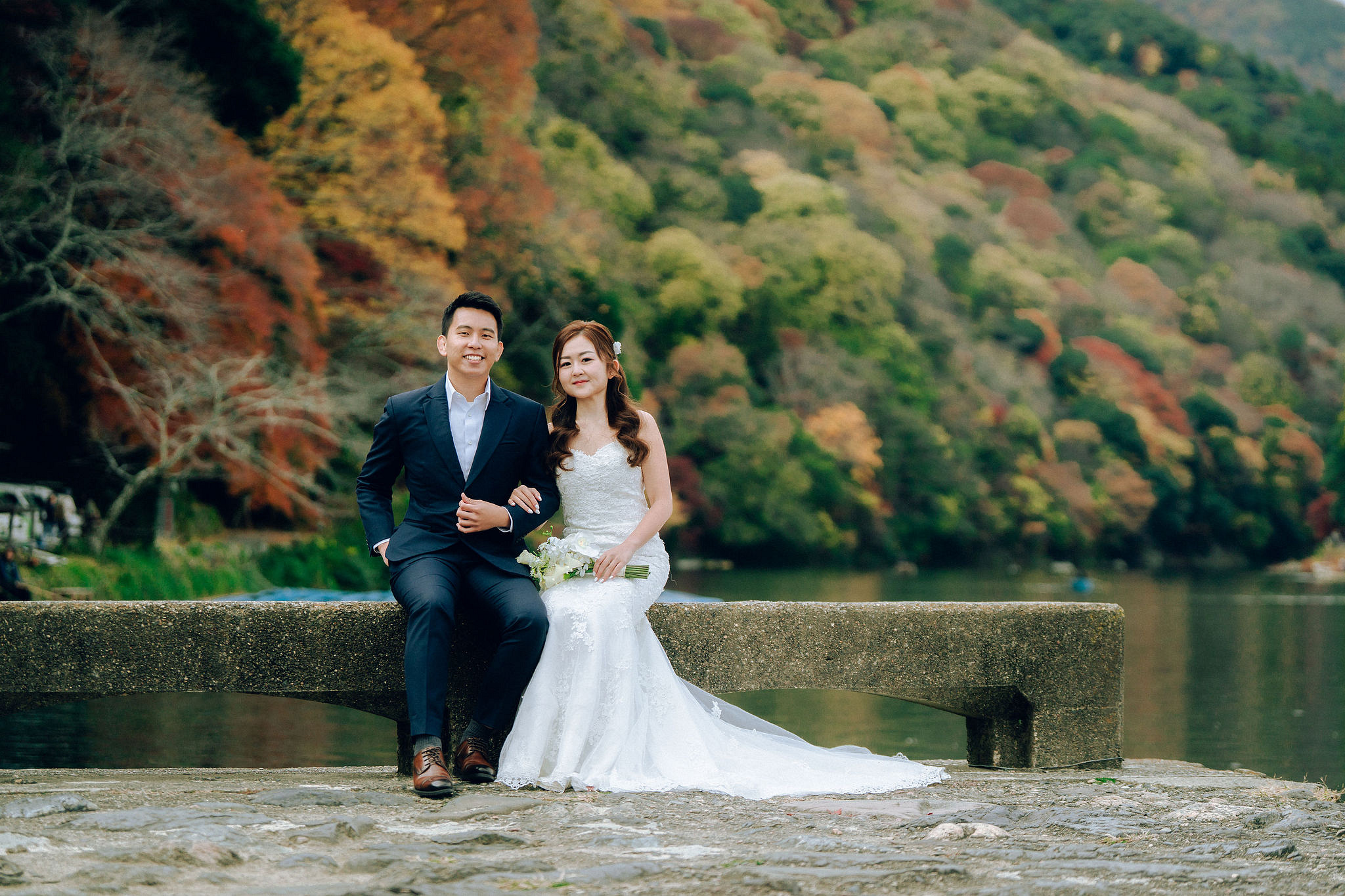 Kyoto Pre-Wedding Photoshoot | Arashiyama River, Arashiyama Temple & Mt. Wakakusa at Arashiyama River pre-wedding photo