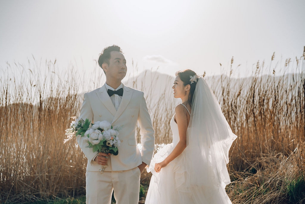 Tokyo & Mt Fuji Pre-Wedding Photoshoot | Mt Fuji Shrine, Chureito Pagoda & Lake Kawaguchiko at Lake Kawaguchiko pre-wedding photo