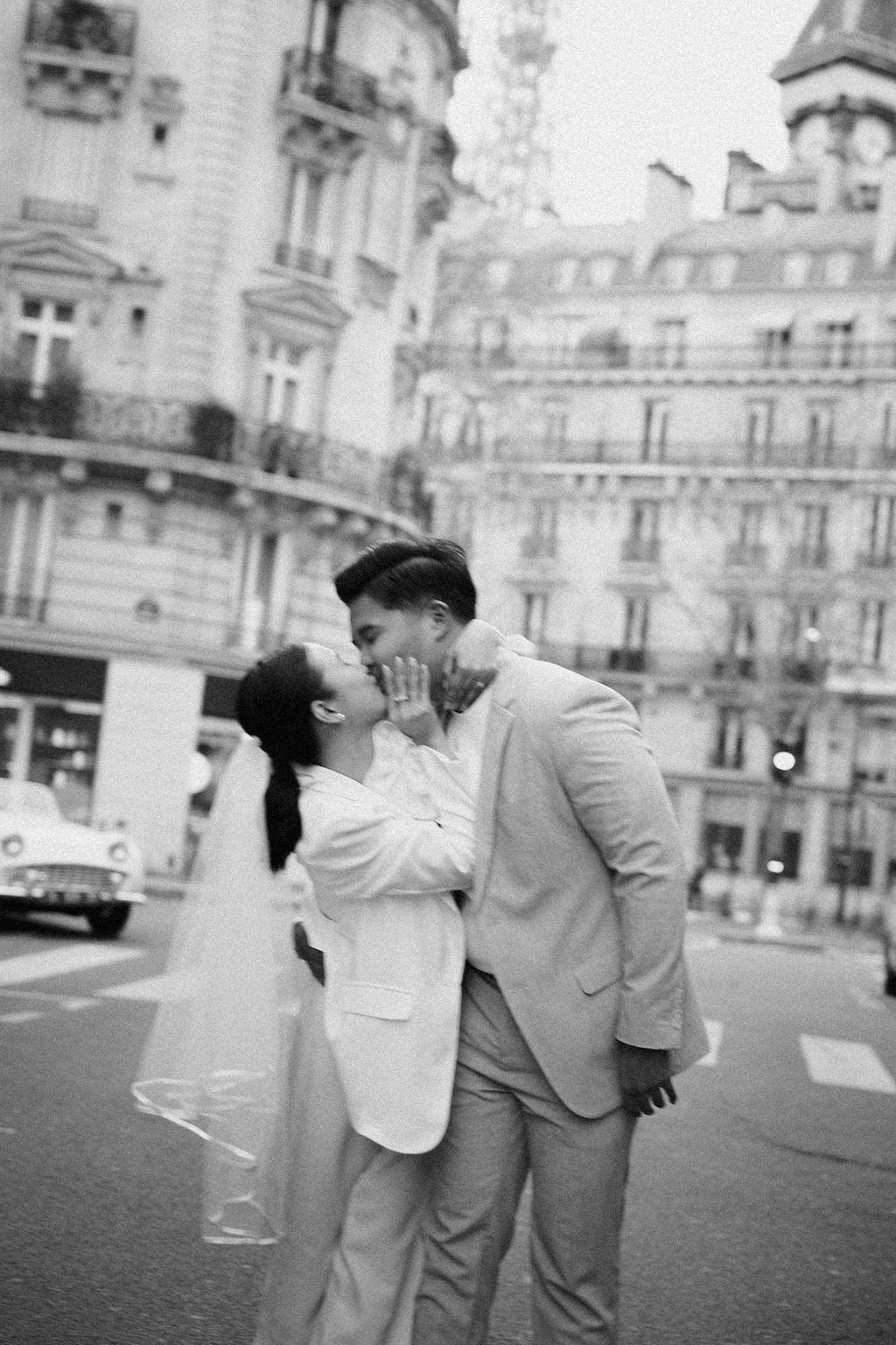 Paris Pre-Wedding Photoshoot with Eiﬀel Tower Louvre Museum Parisian Cafe Vintage Car Rooftop Night at Parisian Streets pre-wedding photo