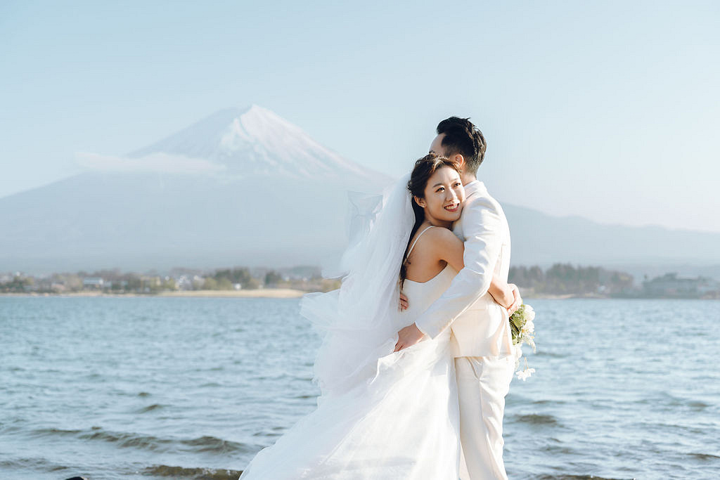 Tokyo & Mt Fuji Pre-Wedding Photoshoot | Mt Fuji Shrine, Chureito Pagoda & Lake Kawaguchiko at Lake Kawaguchiko pre-wedding photo