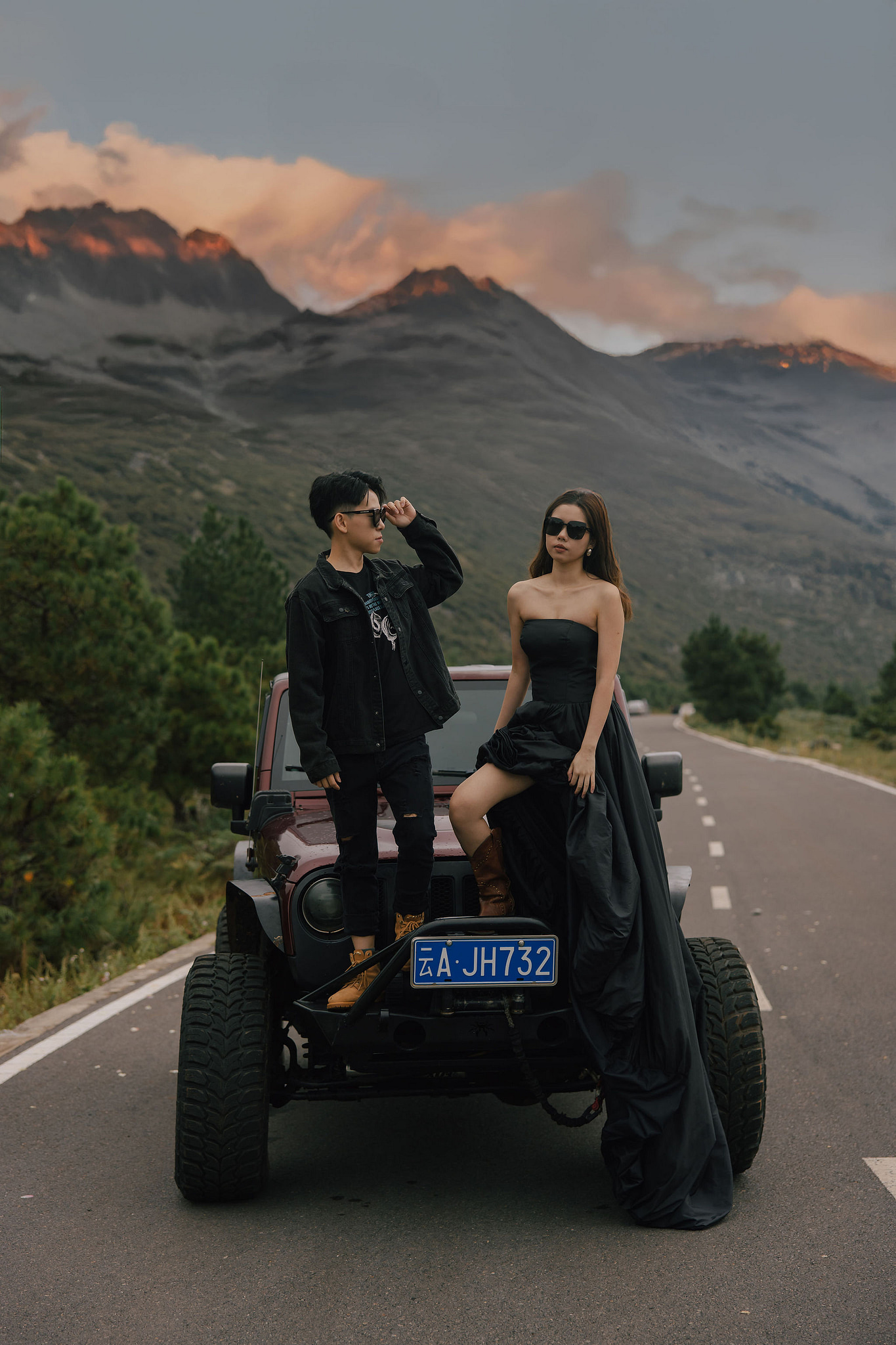 Yunnan Pre-Wedding Photoshoot Lijiang Dragon Jade Mountain Tribal Experience Ancient Town Hanfu at Jade Dragon Snow Mountain Foothills pre-wedding photo