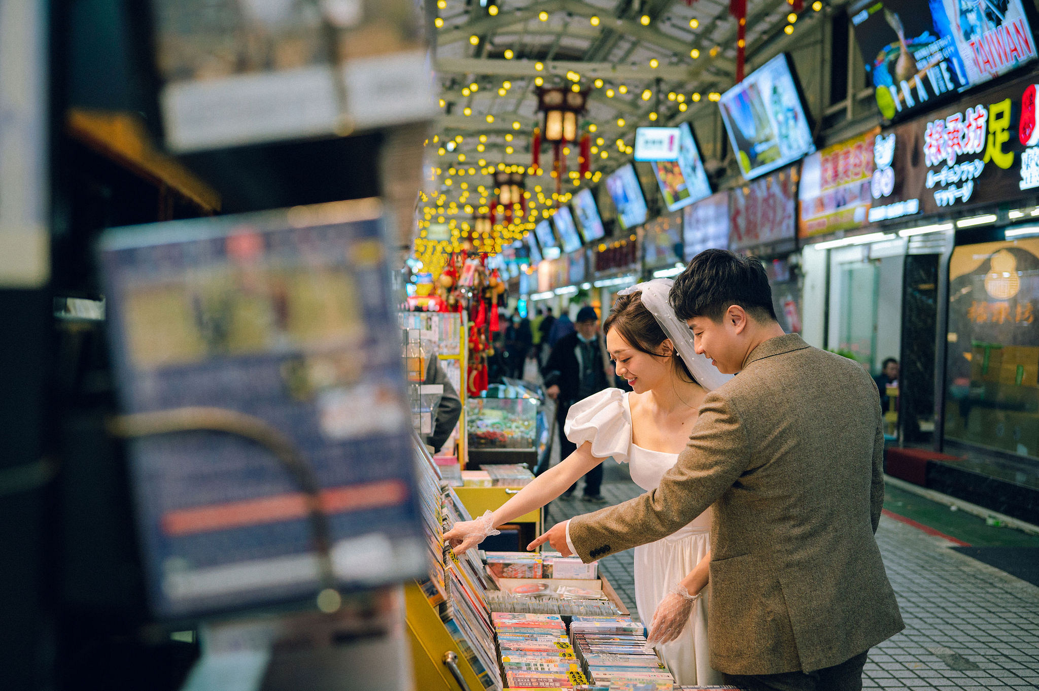 Taiwan Pre-Wedding Photoshoot | Dadaocheng, Nanjing Road & Huaxi Street at Huaxi Street pre-wedding photo