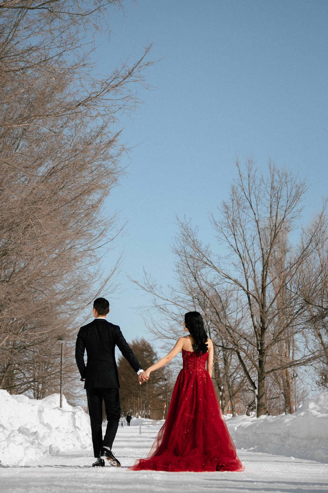 Hokkaido Pre-Wedding Photoshoot with Iyahiko Shrine, Nakajima Park, Moerenuma Park & Otaru Canal at Moerenuma Park pre-wedding photo
