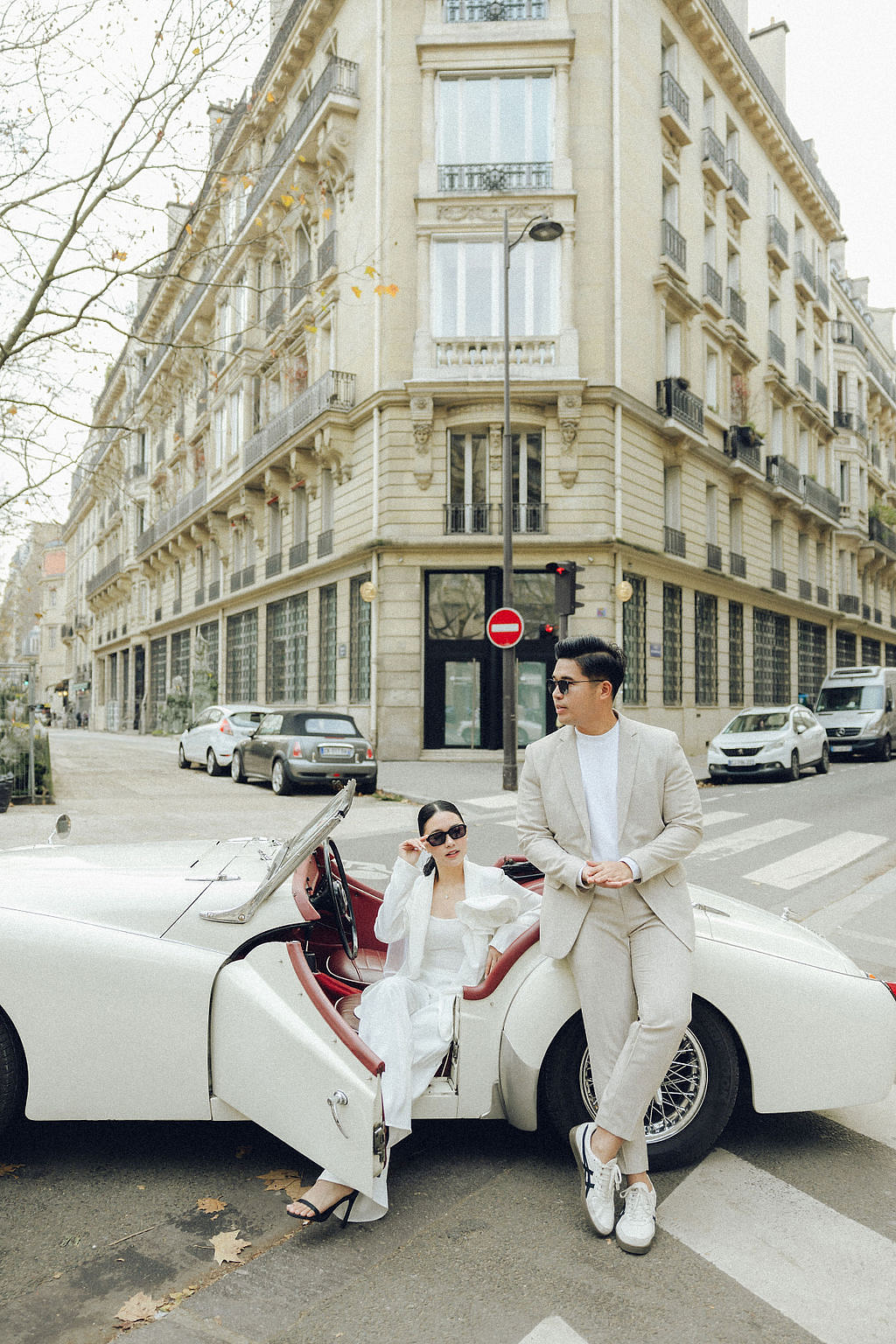 Paris Pre-Wedding Photoshoot with Eiﬀel Tower Louvre Museum Parisian Cafe Vintage Car Rooftop Night at Parisian Streets pre-wedding photo