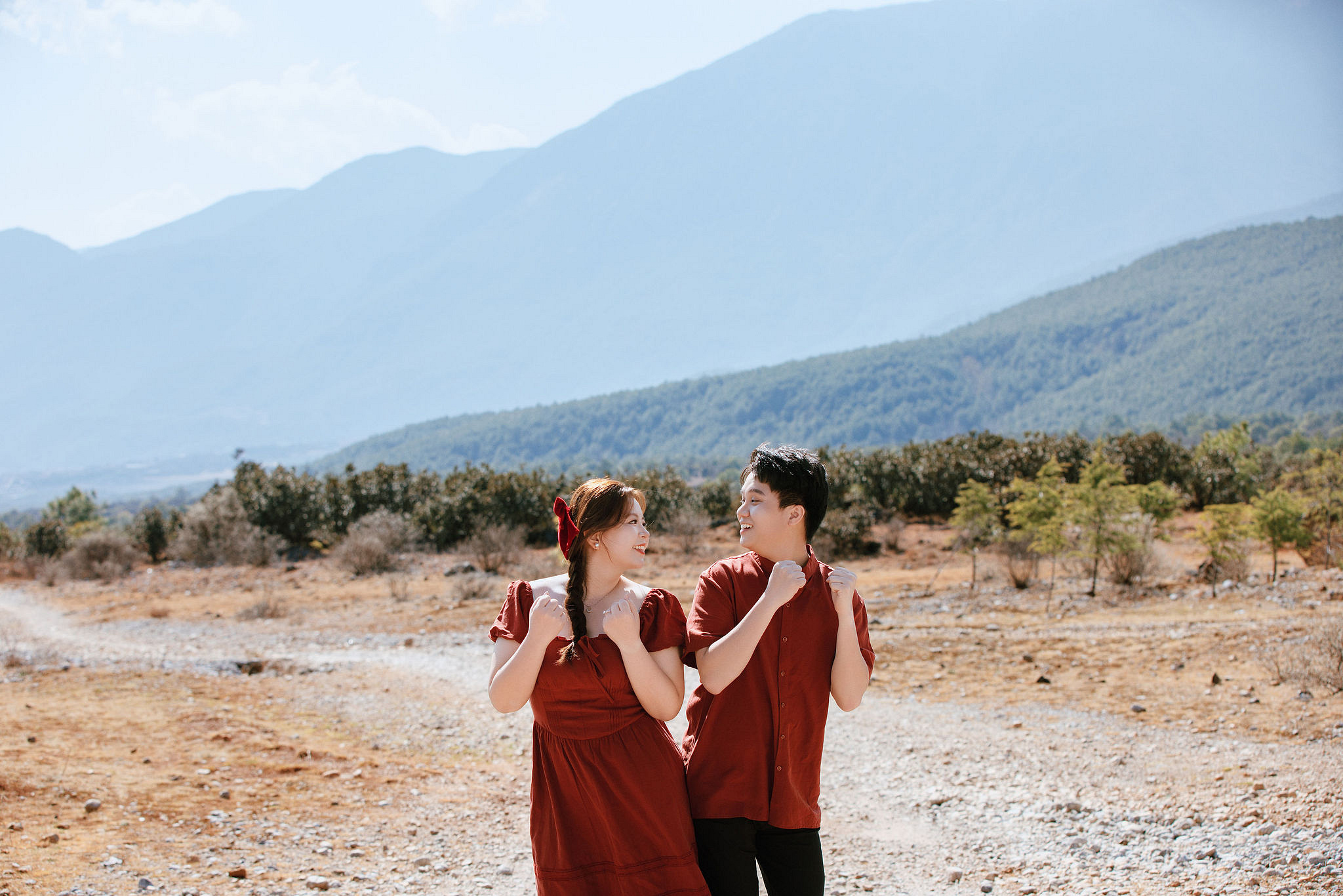 Lijiang Pre-Wedding Photoshoot | Spruce Meadow, Blue Moon Valley & Alpine Lake at Natural Lake pre-wedding photo
