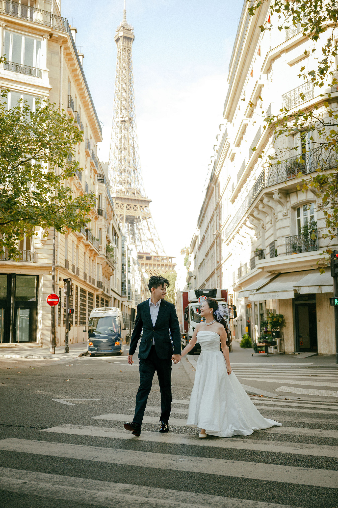 Paris Pre-Wedding Photoshoot | Bir-Hakeim Bridge, Paris Streets & Château de Fontainebleau at Paris Streets pre-wedding photo