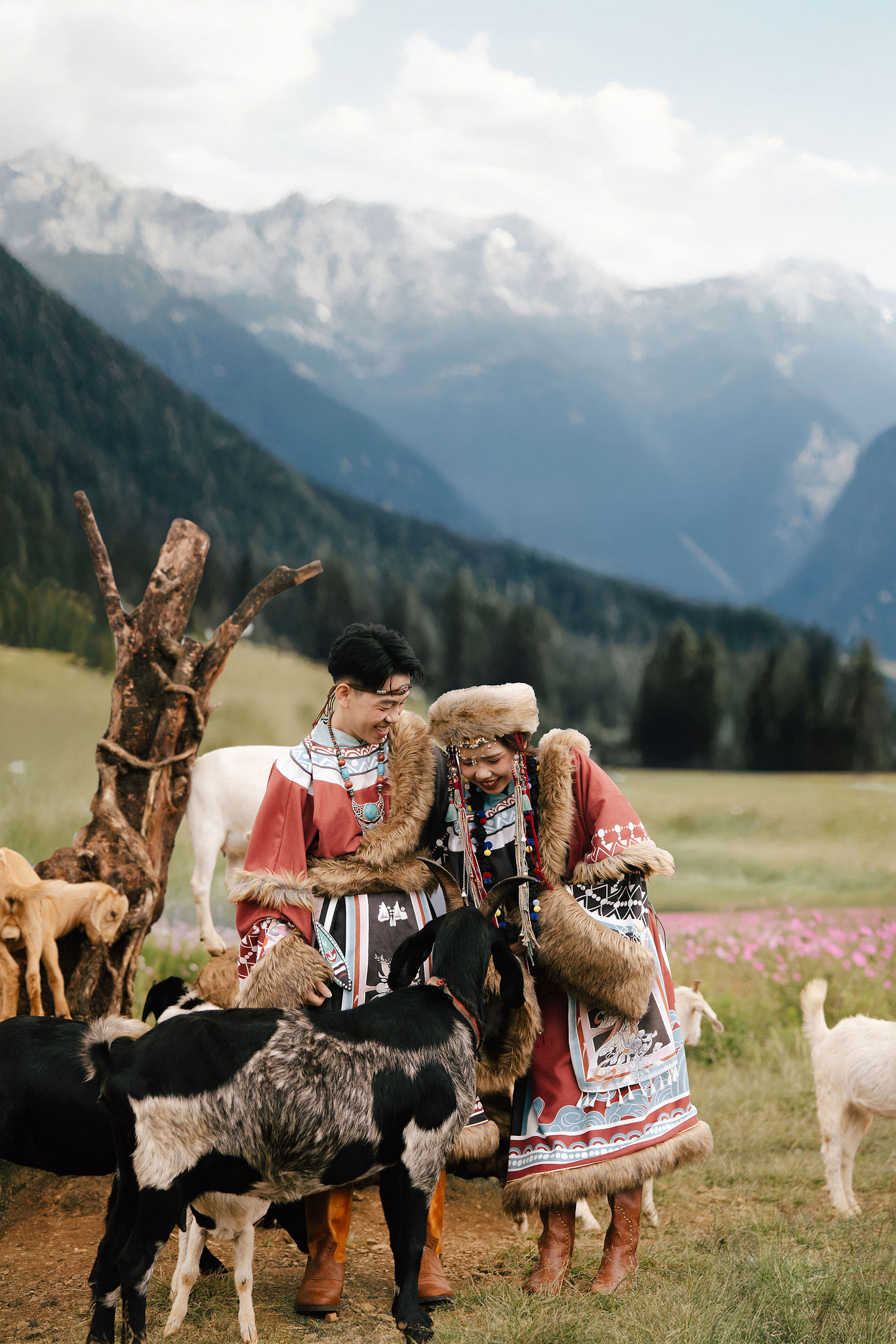 Yunnan Pre-Wedding Photoshoot Lijiang Dragon Jade Mountain Tribal Experience Ancient Town Hanfu at Yunnan Highland Pastures pre-wedding photo