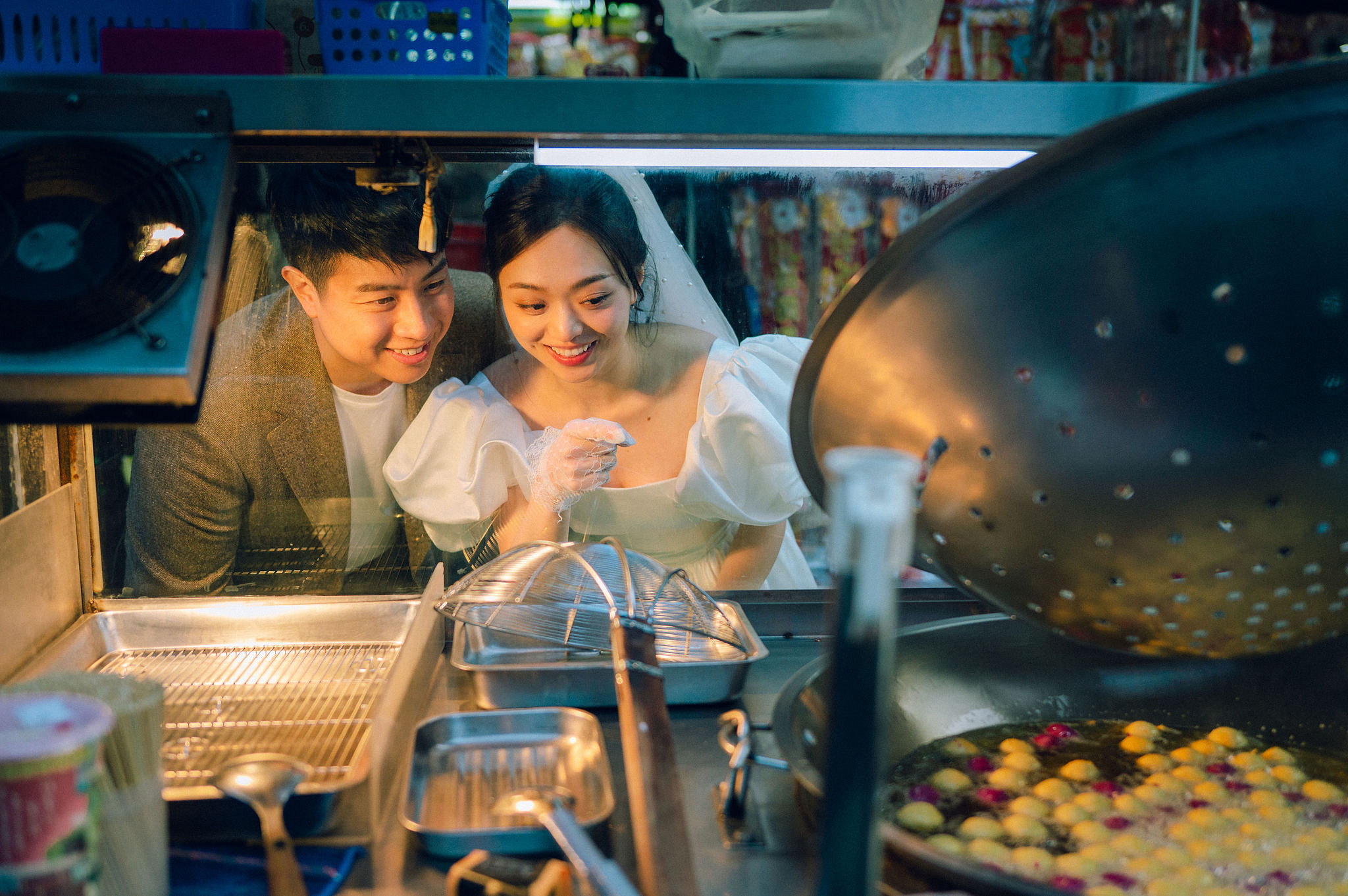 Taiwan Pre-Wedding Photoshoot | Dadaocheng, Nanjing Road & Huaxi Street at Huaxi Street pre-wedding photo