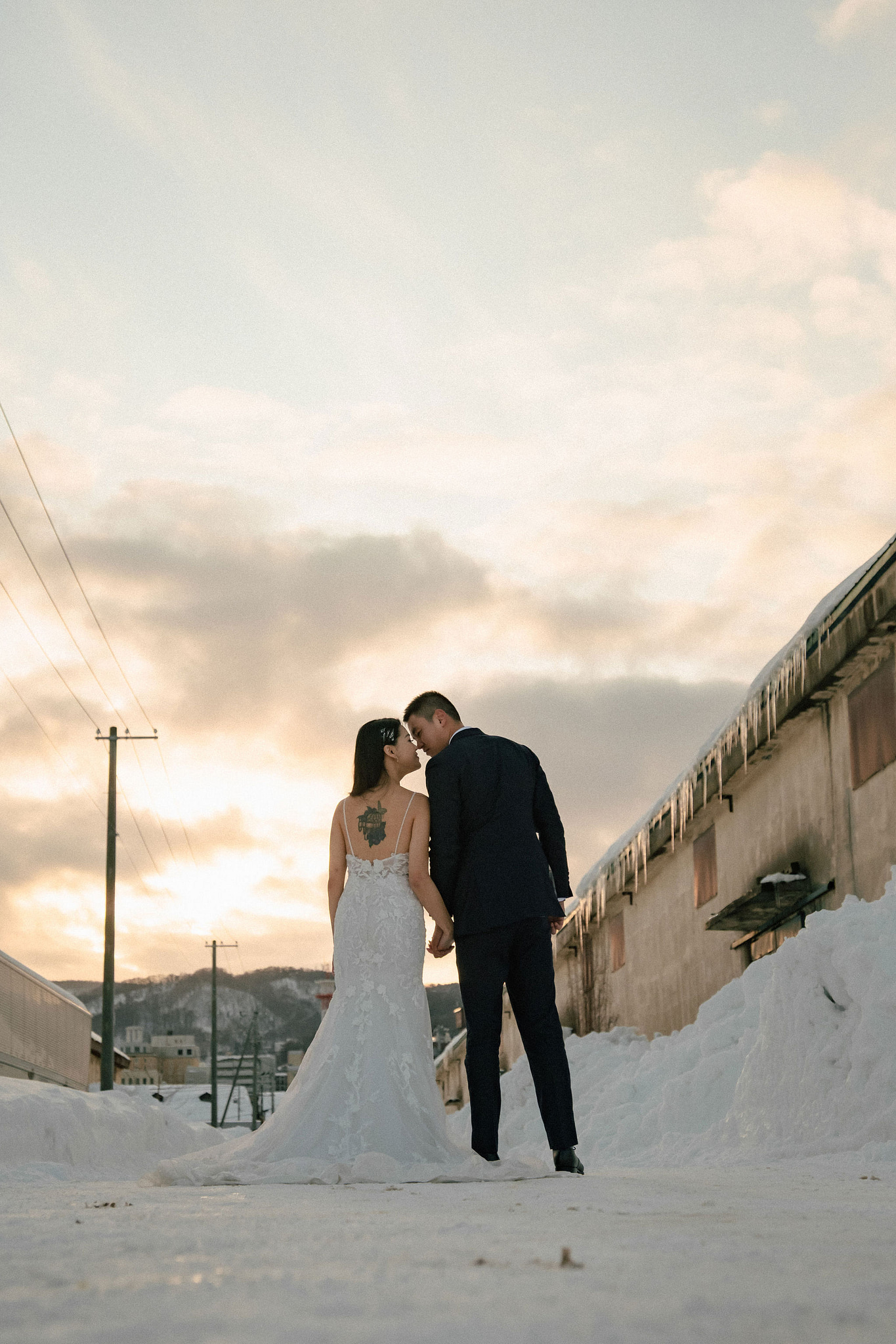 Hokkaido Pre-Wedding Photoshoot with Iyahiko Shrine, Nakajima Park, Moerenuma Park & Otaru Canal at Otaru Port pre-wedding photo