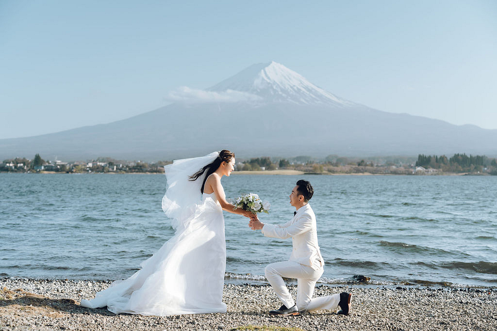 Tokyo & Mt Fuji Pre-Wedding Photoshoot | Mt Fuji Shrine, Chureito Pagoda & Lake Kawaguchiko at Lake Kawaguchiko pre-wedding photo