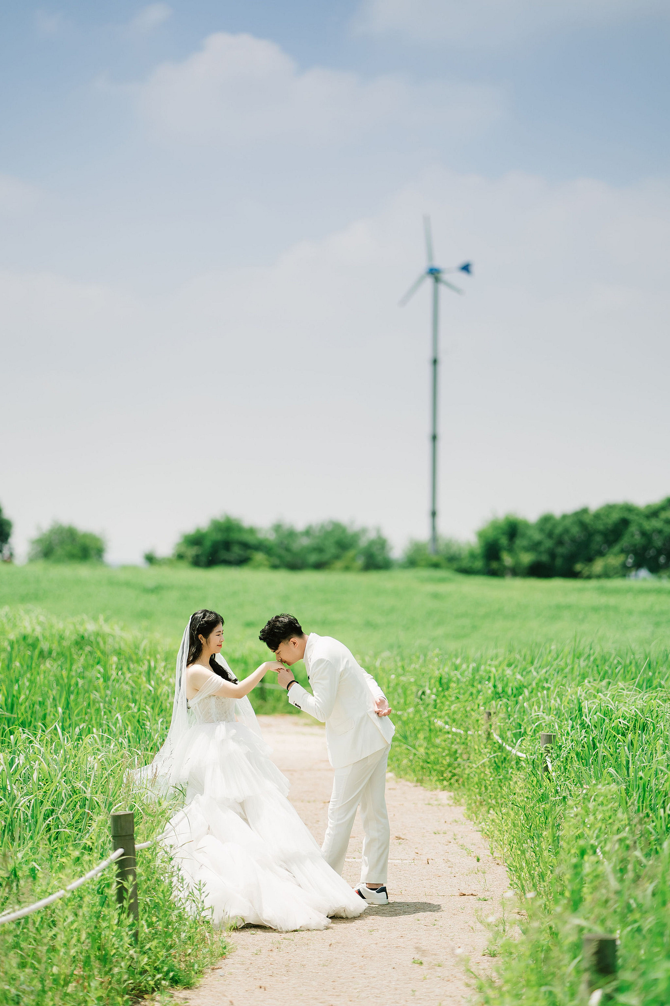 Seoul Pre-Wedding Photoshoot | Haneul Park, Yonsei University & Yeonnam-dong at Haneul Park pre-wedding photo
