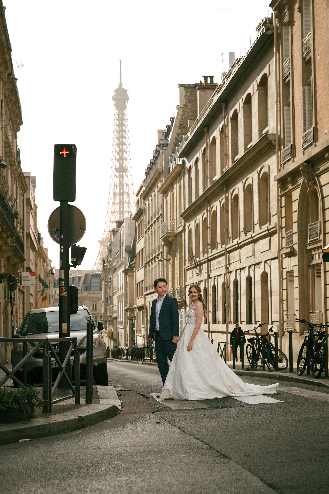 Paris Sunrise Pre-Wedding Photoshoot | Place du Trocadéro, Louvre, Parisian Café & Bir-Hakeim Bridge 巴黎日出婚紗攝影｜特羅卡德羅廣場、羅浮宮、巴黎咖啡館與比爾阿克姆橋 at Parisian Café pre-wedding photo