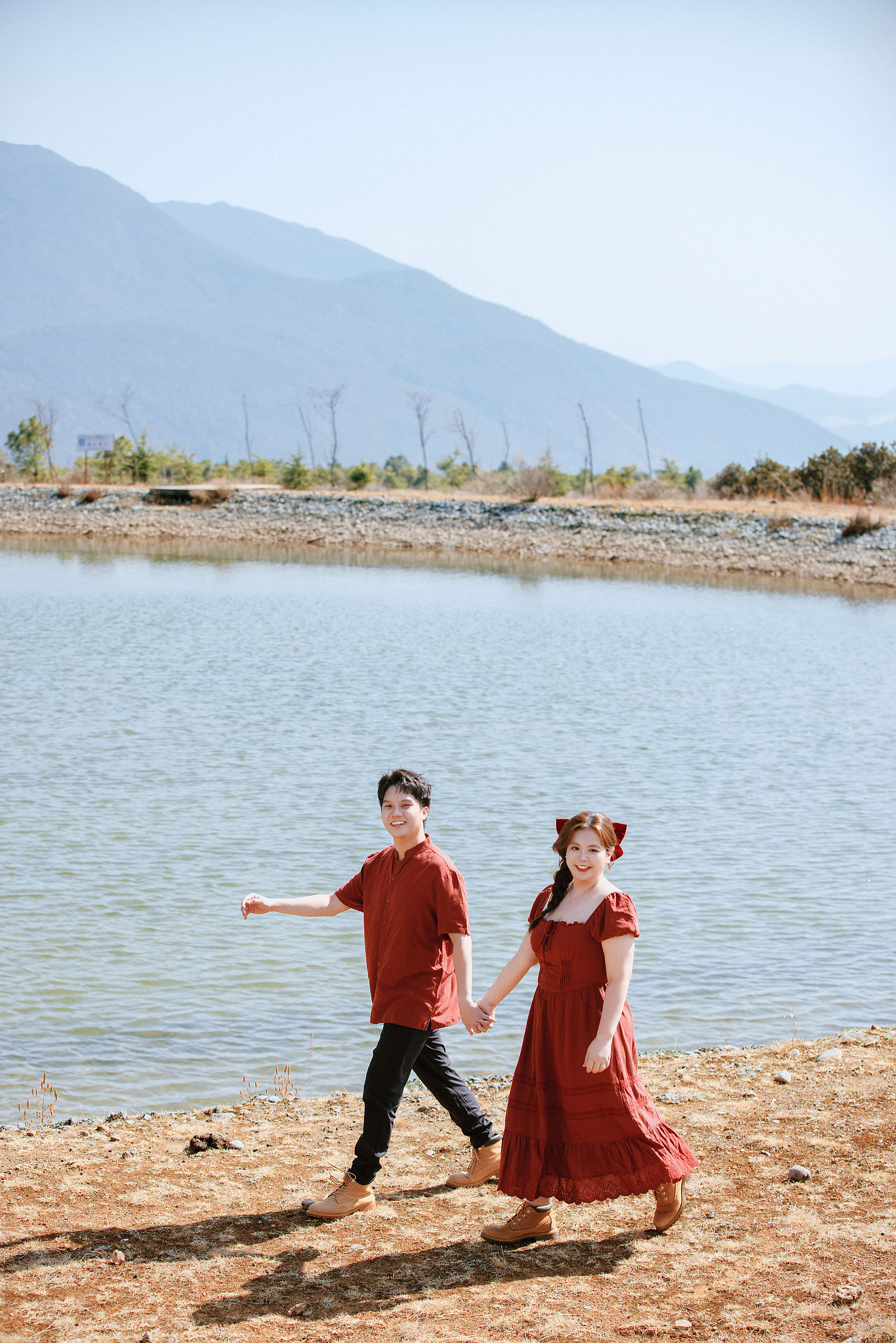 Lijiang Pre-Wedding Photoshoot | Spruce Meadow, Blue Moon Valley & Alpine Lake at Natural Lake pre-wedding photo