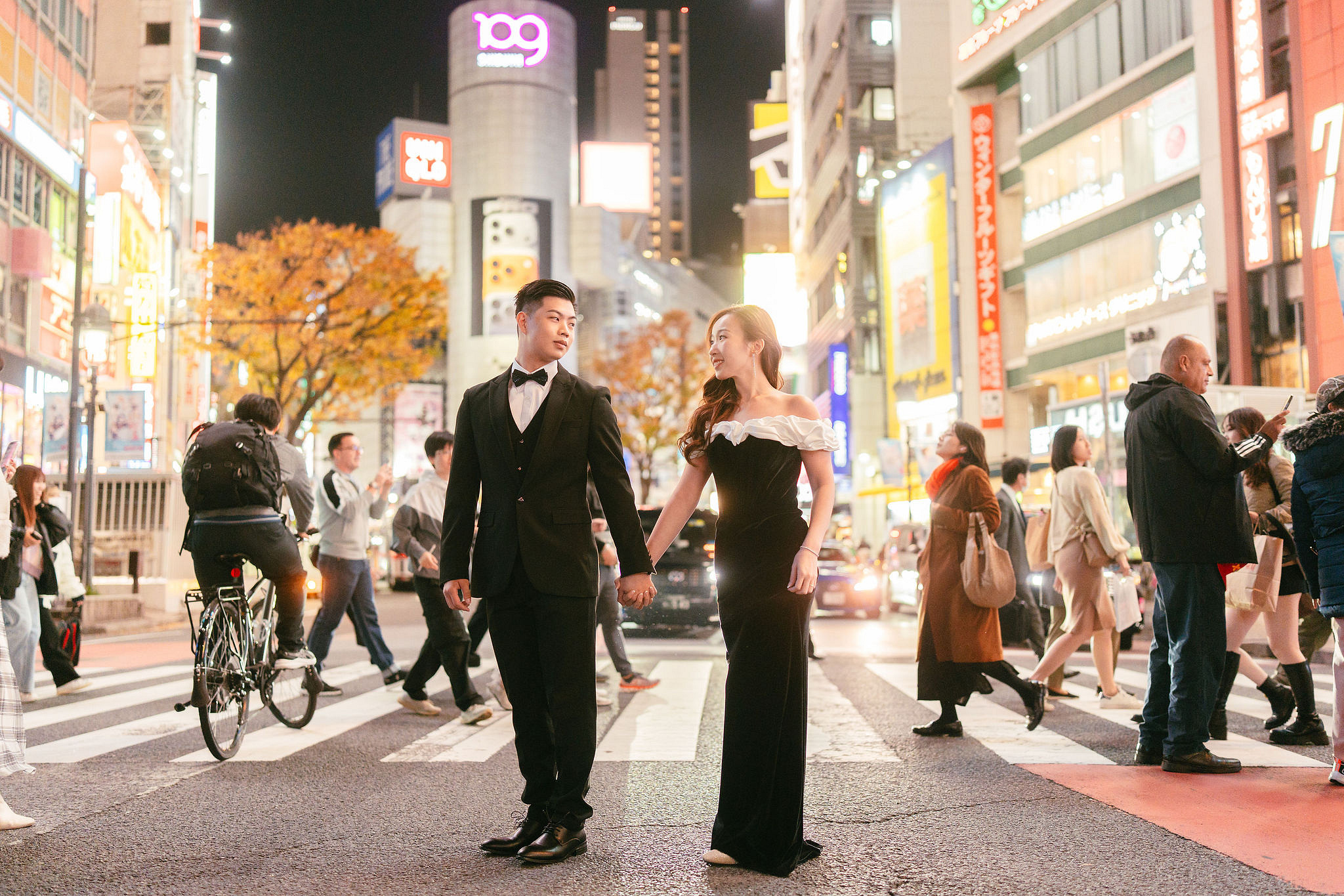 Tokyo & Mt Fuji Pre-Wedding Photoshoot | Maple Corridor, Lake Kawaguchiko & Shibuya Crossing at Shibuya Crossing pre-wedding photo
