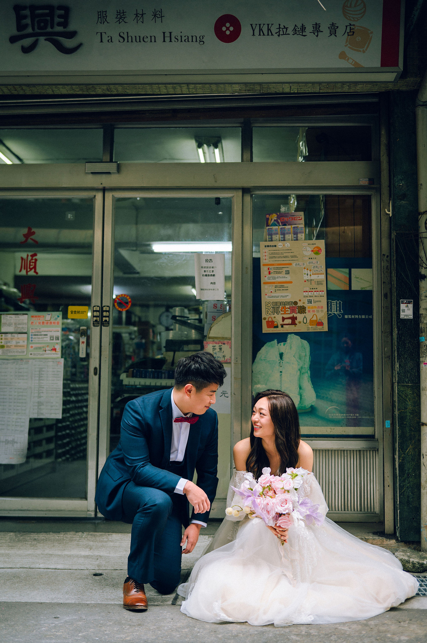 Taiwan Pre-Wedding Photoshoot | Dadaocheng, Nanjing Road & Huaxi Street at Dadaocheng pre-wedding photo